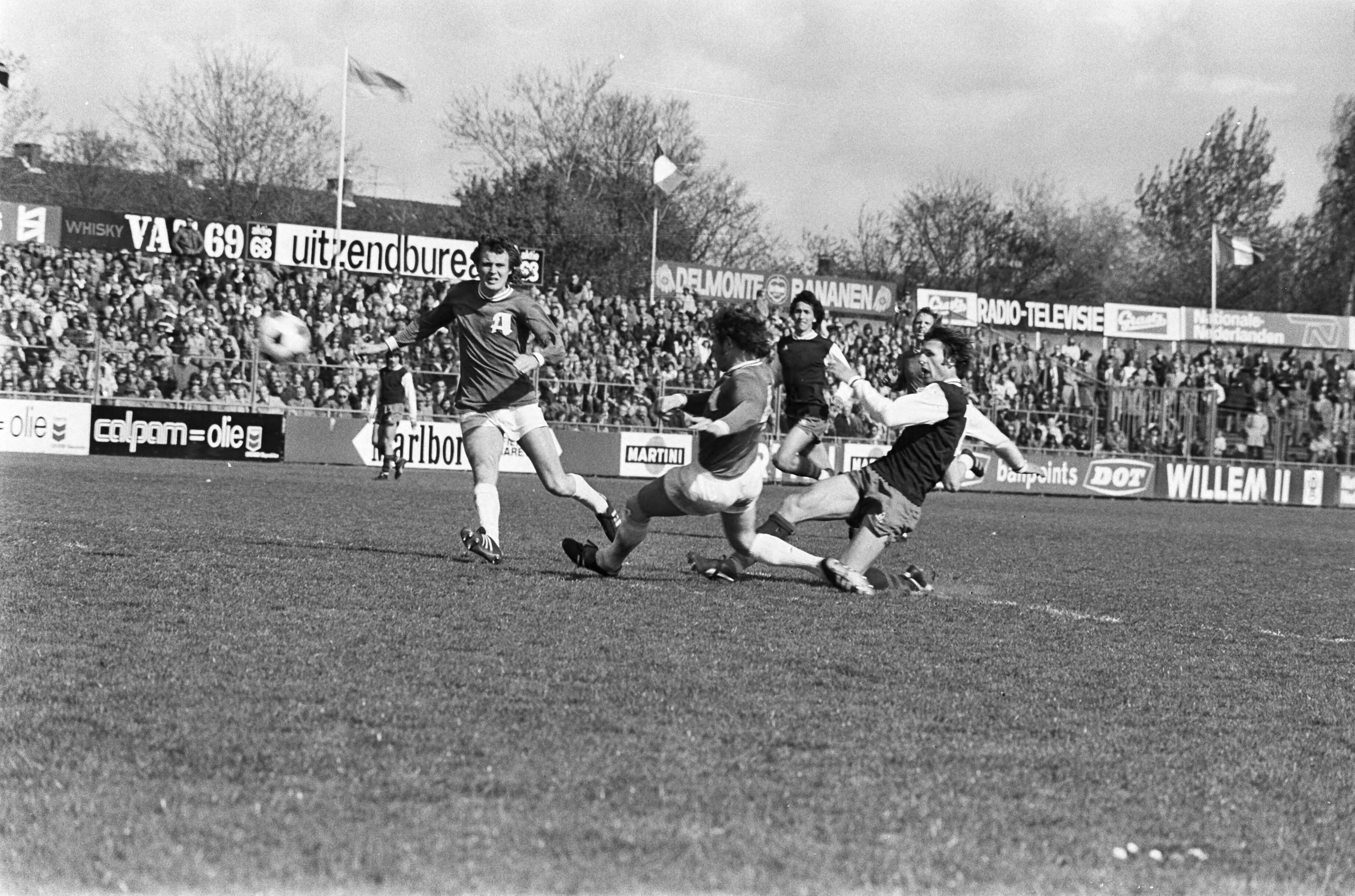 Haarlem-Excelsior 1-0 — Inzet Piet van de Berg (Haarlem), Rinus Israël (Excelsior) komt te laat — Foto: Bogaerts, Rob / Anefo. Licentie: Set B: Rechtenvrij / Publiek Domein. Bron: Nationaal Archief. http://hdl.handle.net/10648/ac67e530-d0b4-102d-bcf8-003048976d84