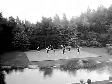 Fotocollectie Anefo — Optreden van de Zweedse dansgroep "Isla Flickorna" in het openluchttheater van Bloemendaal in het kader van het Holland Festival — Foto: Bilsen, Joop van / Anefo. Licentie: Set B: Rechtenvrij / Publiek Domein. Bron: Nationaal Archief. http://hdl.handle.net/10648/a9648b40-d0b4-102d-bcf8-003048976d84