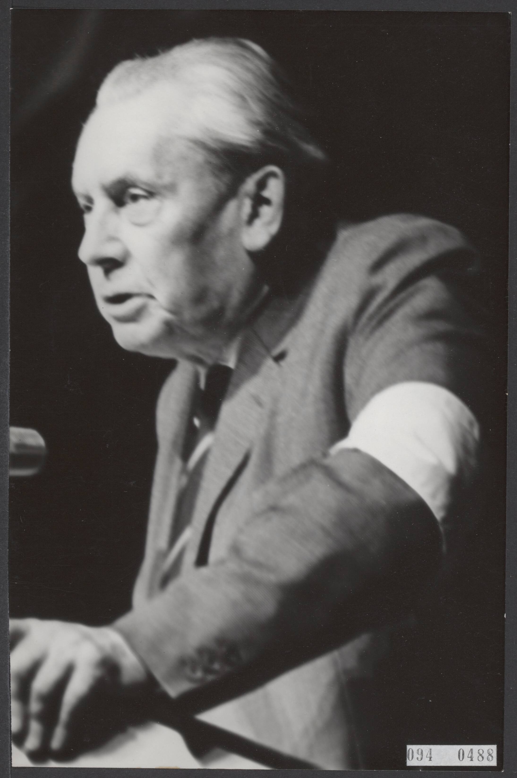 Fotocollectie Elsevier Binnenland — Dr van Zuylen (of dr. Lastpost) organiseerde in het Circus te Scheveningen een meeting onder het motto "Nederland Vredesland", dit naar aanleiding van zijn oproep enkele weken geleden voor de tv, om vanuit Holland te beginnen vrede in de wereld te brengen — Foto: Koch, Eric / Anefo. Licentie: Set B: Rechtenvrij / Publiek Domein. Bron: Nationaal Archief. http://hdl.handle.net/10648/ae2ca7c0-d0b4-102d-bcf8-003048976d84