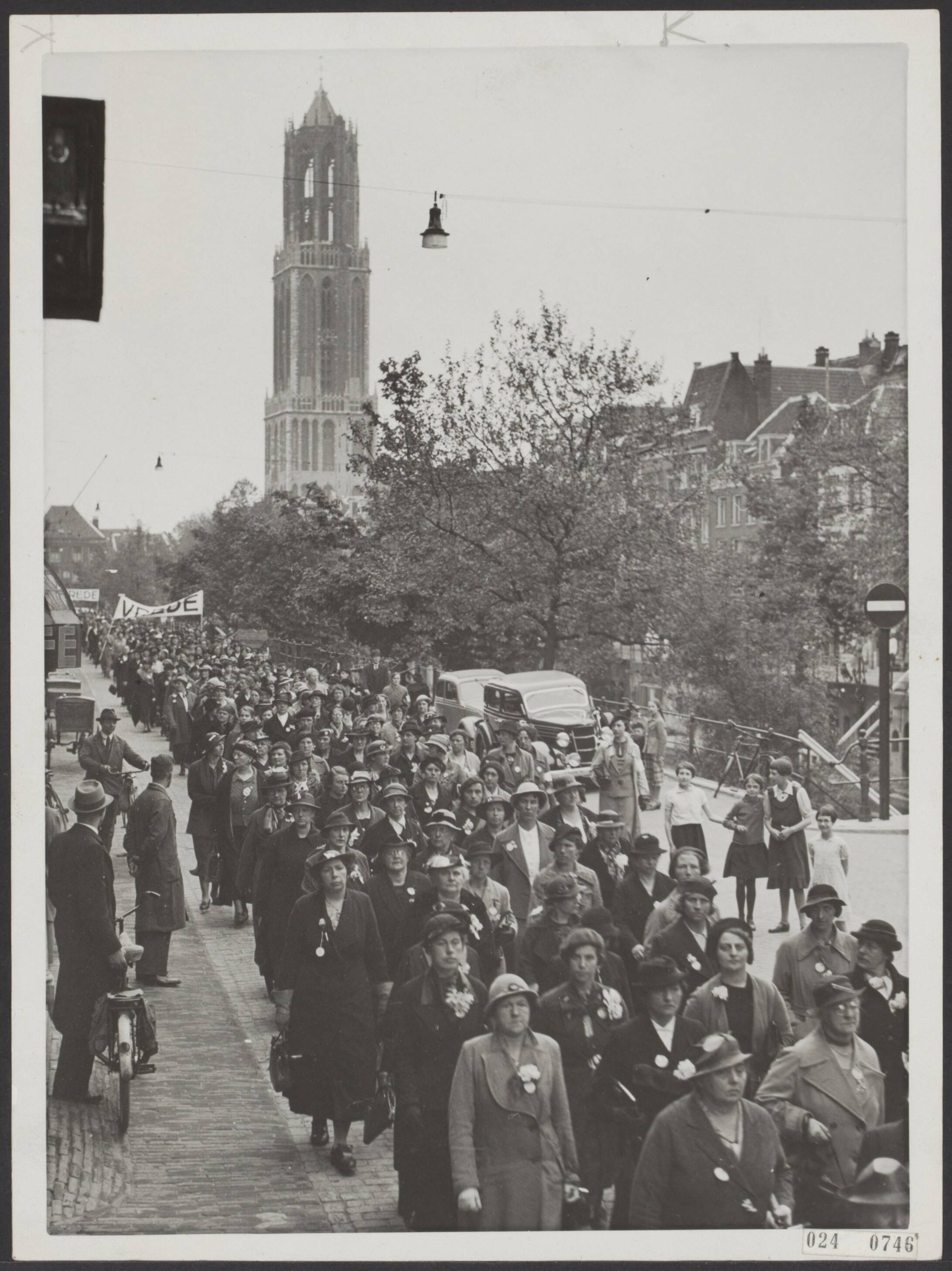 Fotocollectie Elsevier Binnenland — Heden werd te Utrecht de Vrouwen Vredesgang gehouden. De eindeloze stoet op weg naar het Jaarbeursgebouw, met op de achtergrond de Domtoren — Foto: N.V. Polygoon. Licentie: Set B: Rechtenvrij / Publiek Domein. Bron: Nationaal Archief. http://hdl.handle.net/10648/add85a12-d0b4-102d-bcf8-003048976d84