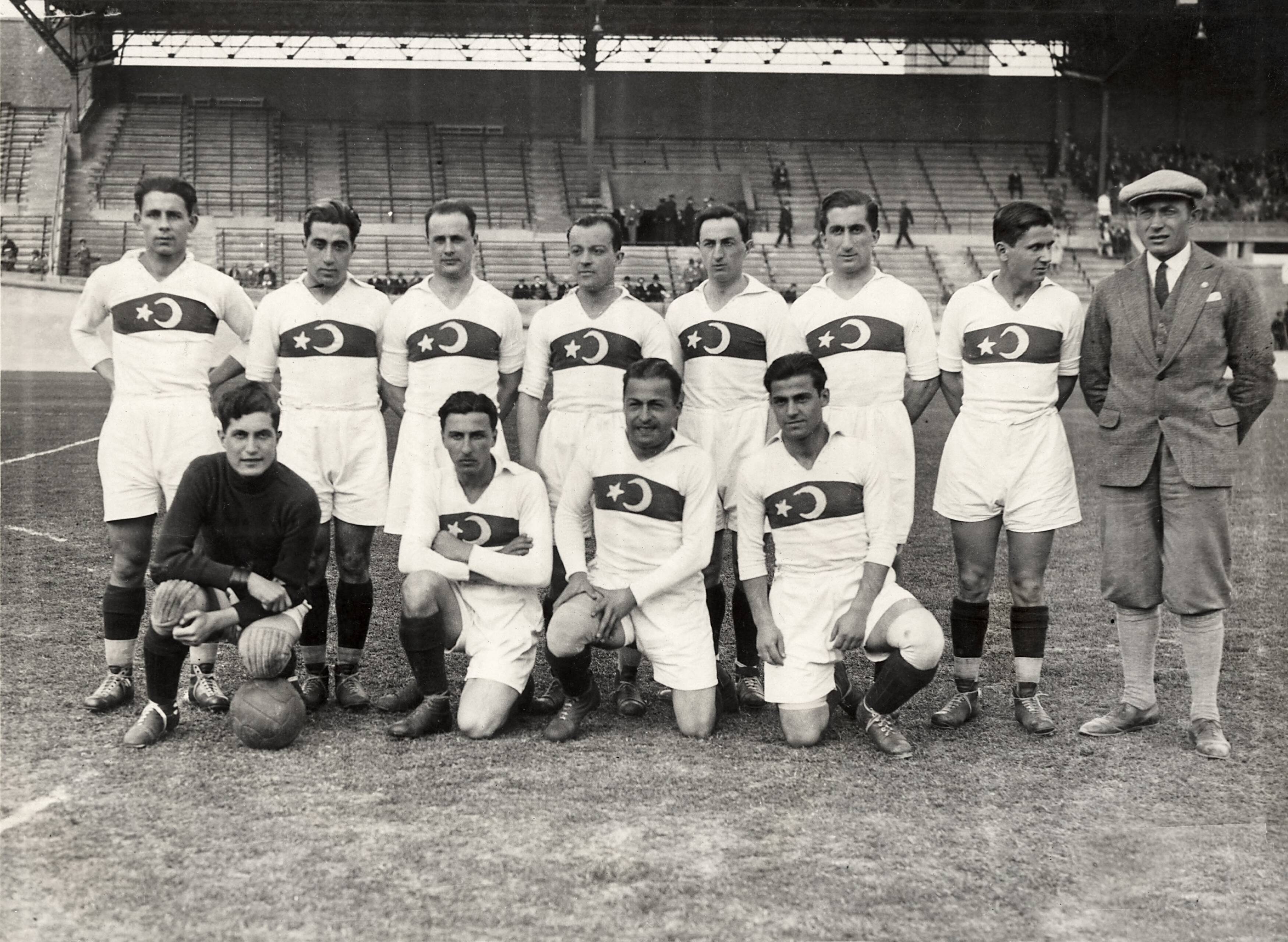 Portretten, Sport — Sport, Olympische Spelen Amsterdam, 1928 : Het voetbalelftal van Turkije. — Foto: Fotograaf Onbekend / Algemeen Fotobureau Amsterdam / Rechtenvrij (05589). Licentie: Set B: Rechtenvrij / Publiek Domein. Bron: Nationaal Archief. http://hdl.handle.net/10648/35429da7-0ba6-a382-e063-6df0900a6686