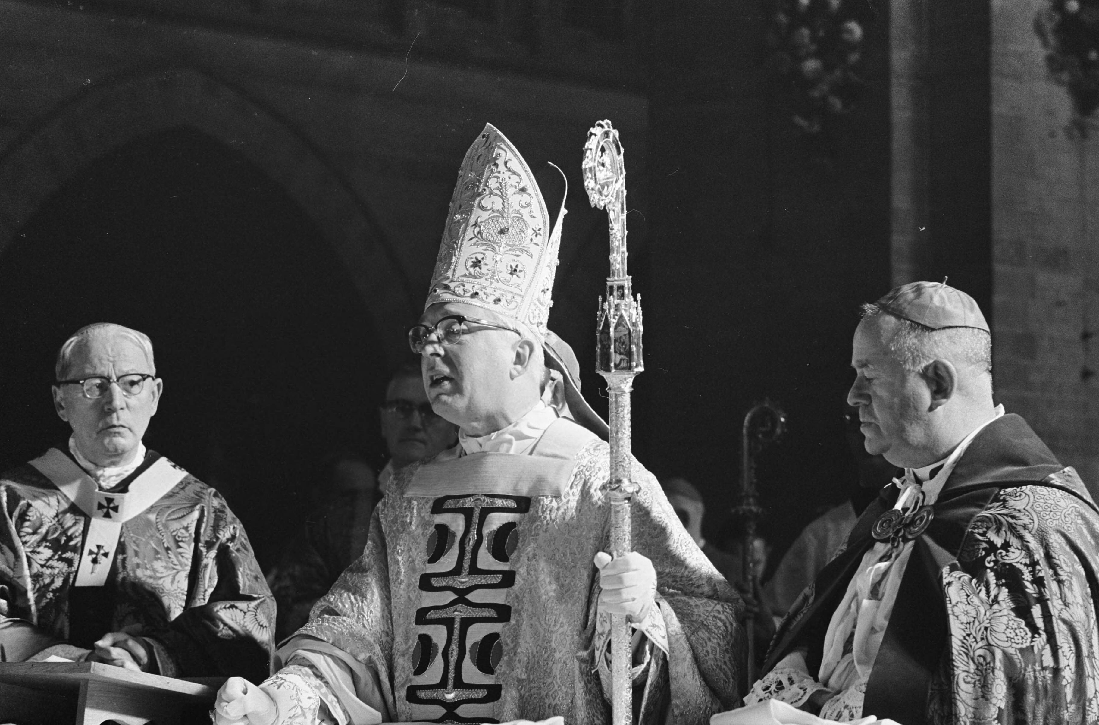 Bisschopswijding van mgr. drs. Th.N.J. Zwartkruis in St. Bavo te Haarlem — Bisschop mgr. drs. Zwartkruis tijdens de inwijding — Foto: Fotograaf Onbekend / Anefo. Licentie: Set B: Rechtenvrij / Publiek Domein. Bron: Nationaal Archief. http://hdl.handle.net/10648/ab015a78-d0b4-102d-bcf8-003048976d84