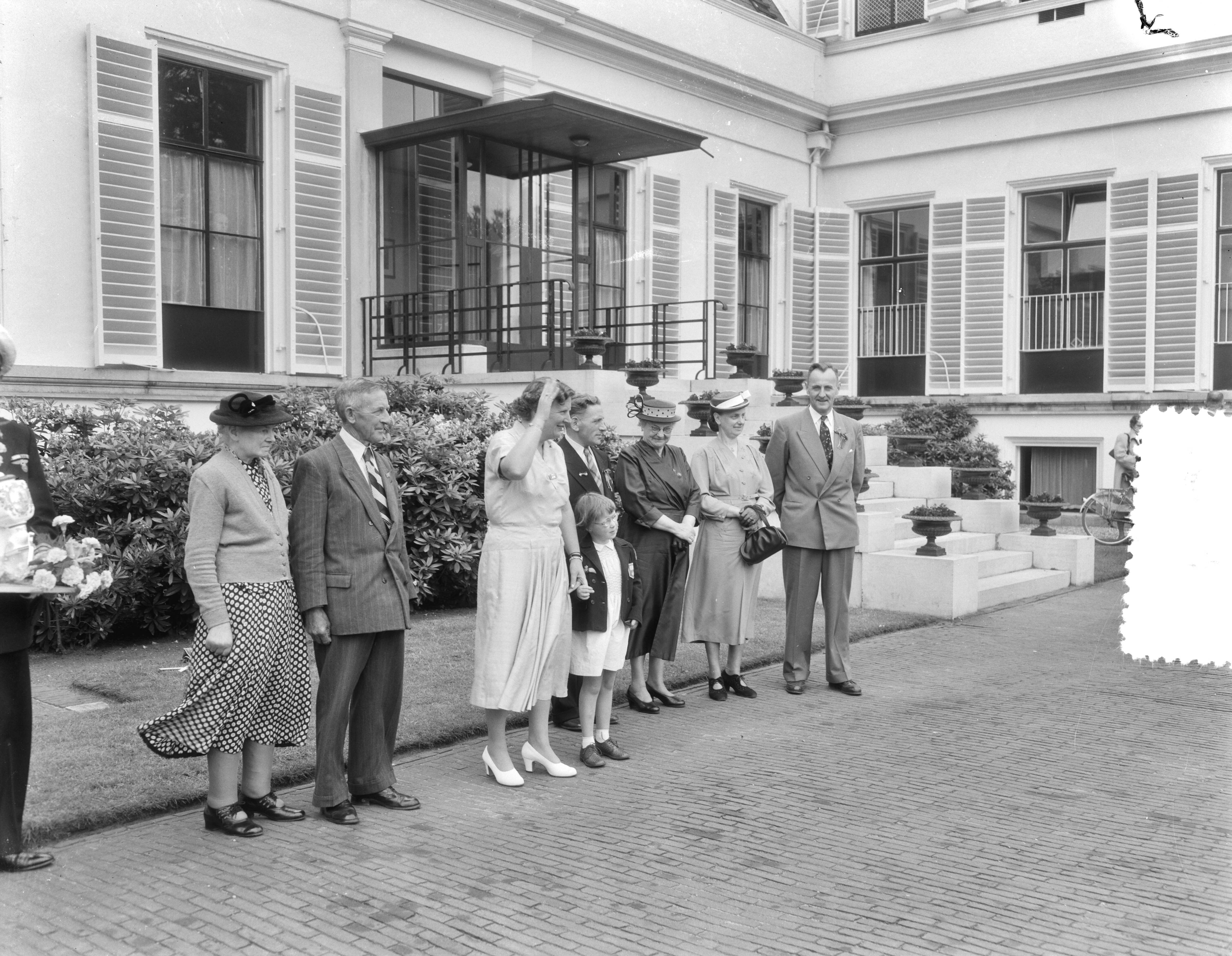 Fotocollectie Anefo — Ontvangst van bejaarden uit Gramsbergen, Breukelen en Fijnaart op paleis Soestdijk door koningin Juliana in aanwezigheid van prinses Margriet en prinses Marijke (Christina) — Foto: Duinen, G.W. van / Anefo. Licentie: Set B: Rechtenvrij / Publiek Domein. Bron: Nationaal Archief. http://hdl.handle.net/10648/a92427b2-d0b4-102d-bcf8-003048976d84