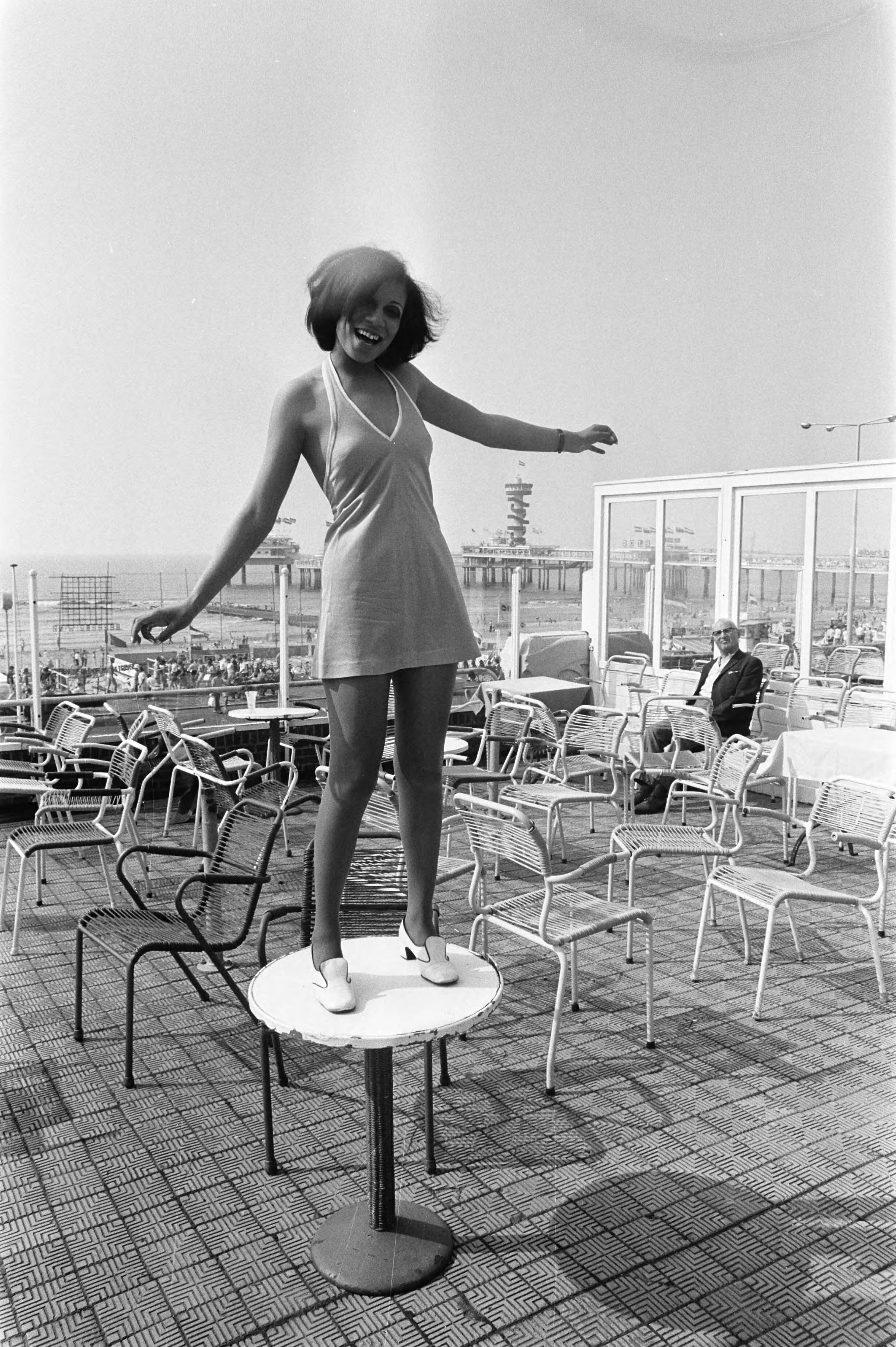 Singing Europe 1969 in Scheveningen — De vrolijke Maxine Nightingale uit Engeland op een terras — Foto: Fotograaf Onbekend / Anefo. Licentie: Set B: Rechtenvrij / Publiek Domein. Bron: Nationaal Archief. http://hdl.handle.net/10648/ab718f6e-d0b4-102d-bcf8-003048976d84