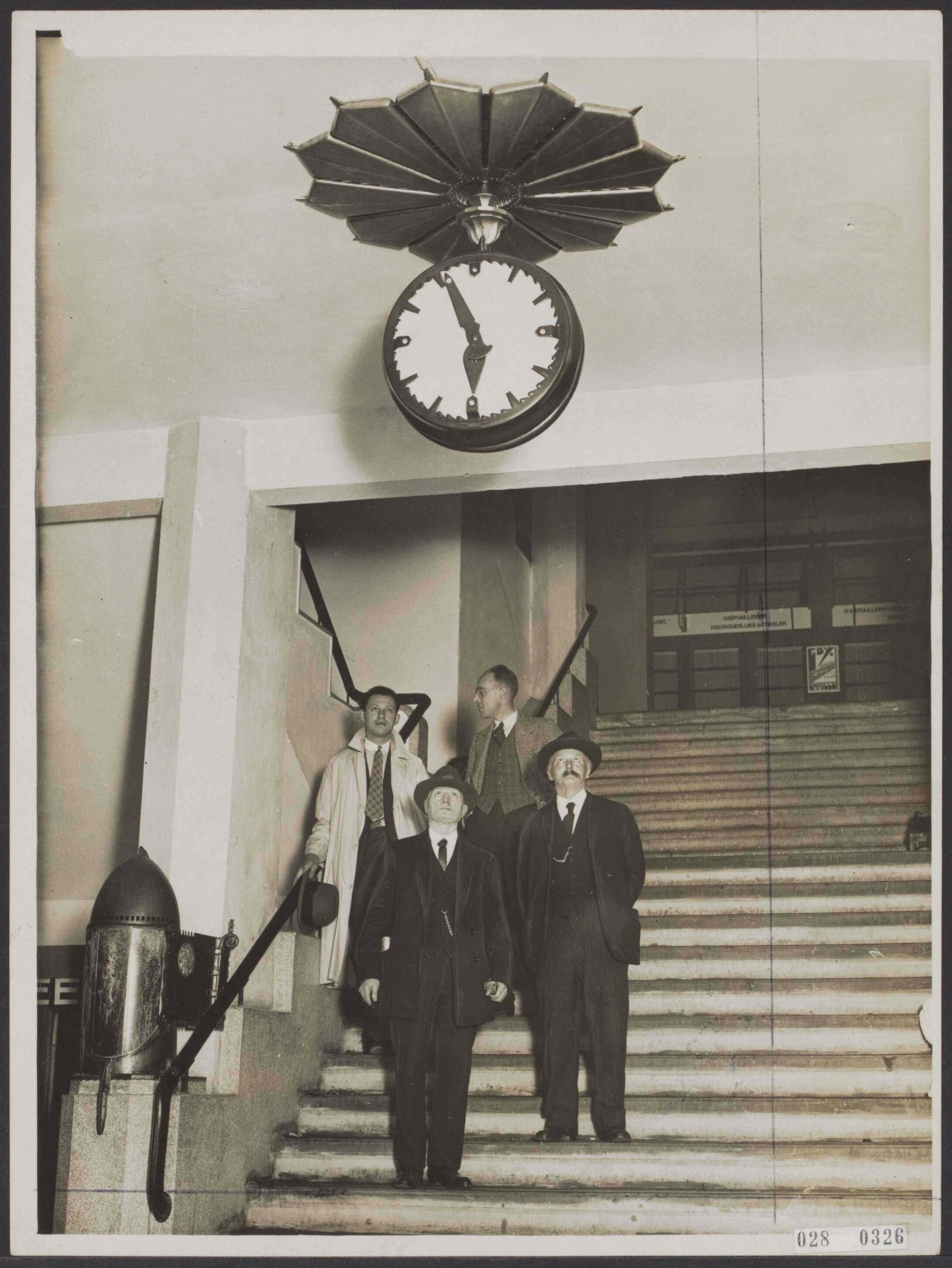 Fotocollectie Elsevier Binnenland — Monunentale klok als geschenk aan het Jaarbeursbestuur, geplaatst in de hal van de hoofdingang — Foto: N.V. Polygoon. Licentie: Set B: Rechtenvrij / Publiek Domein. Bron: Nationaal Archief. http://hdl.handle.net/10648/addd7830-d0b4-102d-bcf8-003048976d84