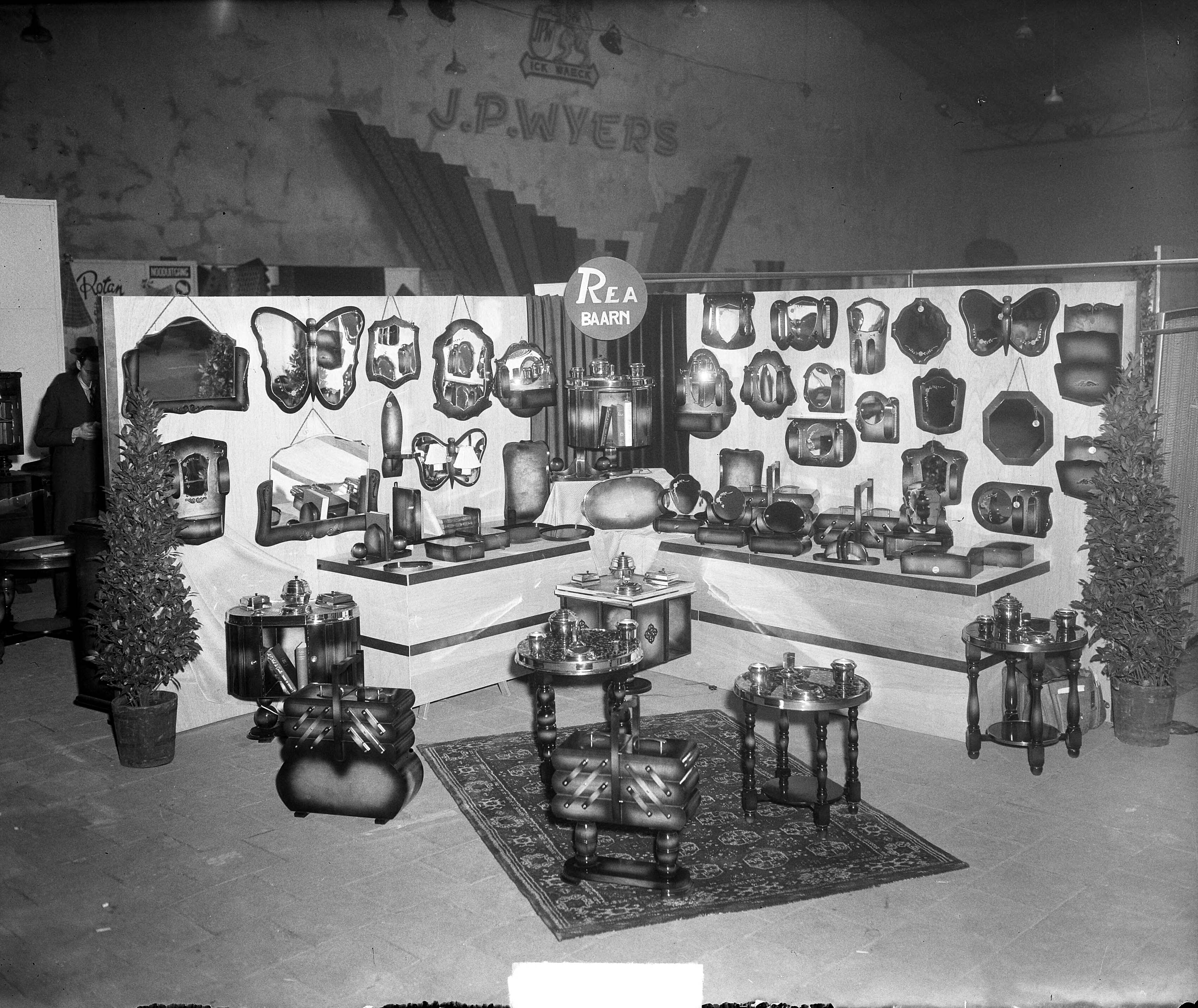 Fotocollectie Anefo — Meubelbeurs in Houtrust Den Haag — Foto: Duinen, H. van / Anefo. Licentie: Set B: Rechtenvrij / Publiek Domein. Bron: Nationaal Archief. http://hdl.handle.net/10648/a8e709c2-d0b4-102d-bcf8-003048976d84