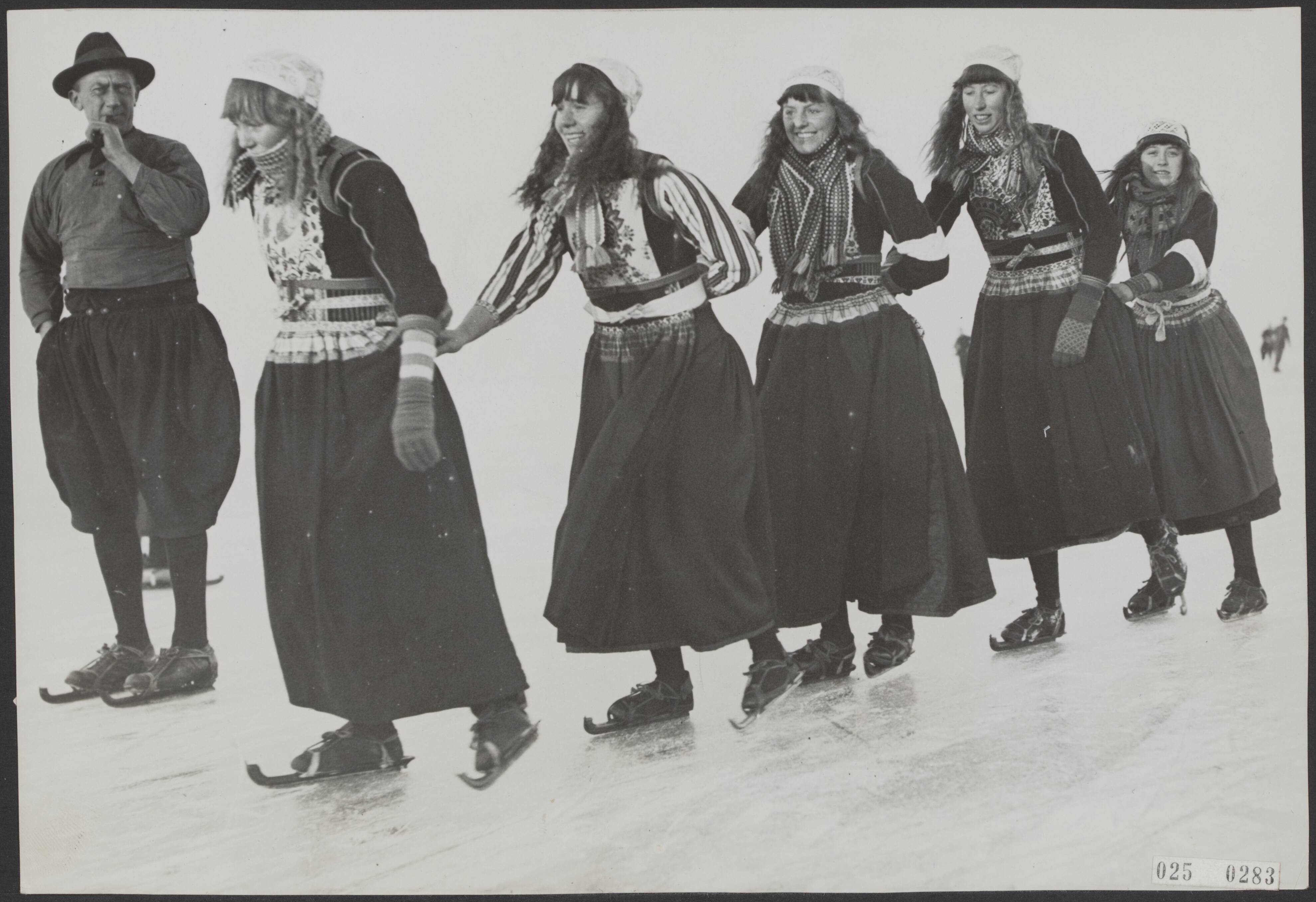 Fotocollectie Elsevier Binnenland — Schaatsende meisjes uit Marken — Foto: N.V. Polygoon. Licentie: Set B: Rechtenvrij / Publiek Domein. Bron: Nationaal Archief. http://hdl.handle.net/10648/adda15f0-d0b4-102d-bcf8-003048976d84