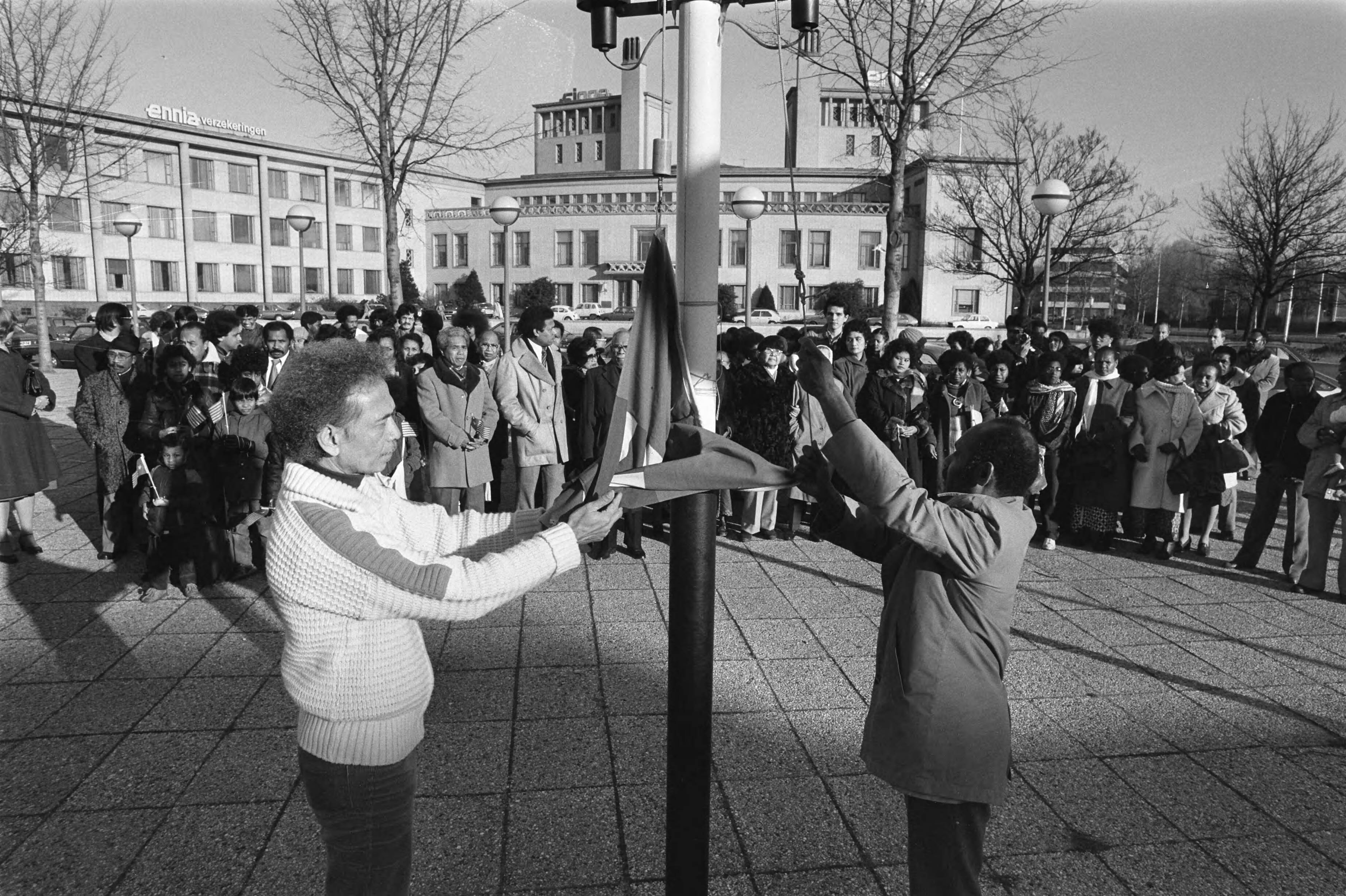 Fotocollectie Anefo — In Den Haag is nationale dag van onafhankelijkheid West-Papoea gevierd, hijsen vlag West-Papoea/Melanesie tijdens herdenking — Foto: Antonisse, Marcel / Anefo. Licentie: Set B: Rechtenvrij / Publiek Domein. Bron: Nationaal Archief. http://hdl.handle.net/10648/acef23e2-d0b4-102d-bcf8-003048976d84