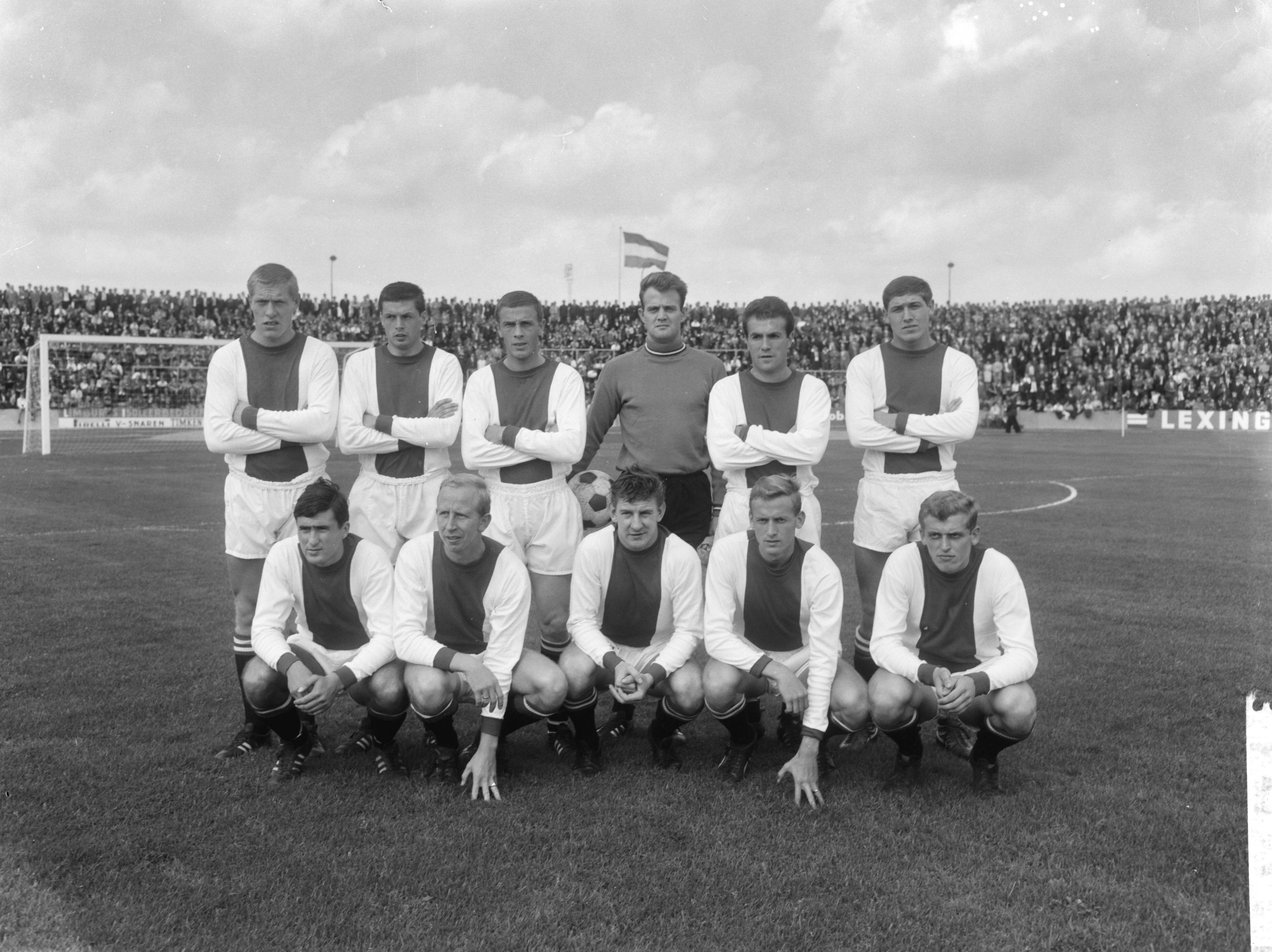 Fotocollectie Anefo — Voetbal. MVV-Ajax 0-1. Elftal Ajax, staand v.l.n.r. Pronk, Suurbier, Soetekouw, Bals , Muller, Van Duivenbode, gehurkt v.l.n.r. Swart , Henk Groot, Prins, Nuninga, Keizer — Foto: Bilsen, Joop van / Anefo. Licentie: Set B: Rechtenvrij / Publiek Domein. Bron: Nationaal Archief. http://hdl.handle.net/10648/aabd9d6a-d0b4-102d-bcf8-003048976d84