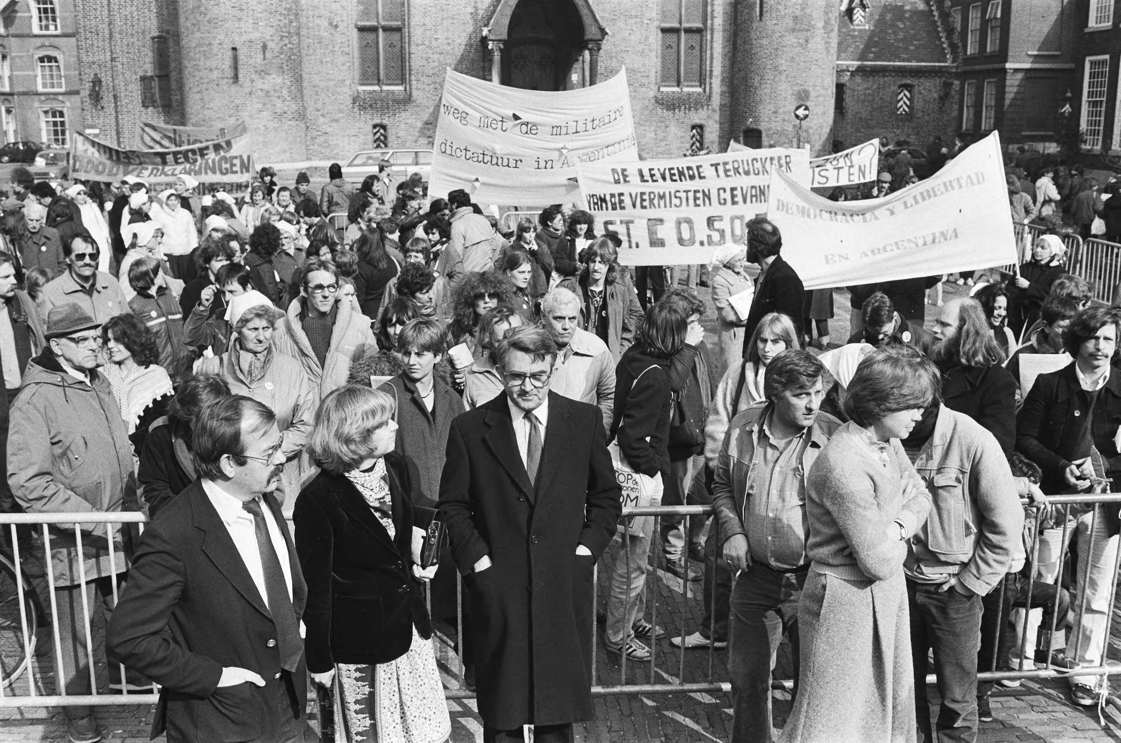 Fotocollectie Anefo — Demonstratie in Den Haag tegen het bewind in Argentinië; de kamerleden Relus ter Beek, Eveline Herfkens en Jan Nico Scholten — Foto: Antonisse, Marcel / Anefo. Licentie: Set B: Rechtenvrij / Publiek Domein. Bron: Nationaal Archief. http://hdl.handle.net/10648/ad1385fc-d0b4-102d-bcf8-003048976d84