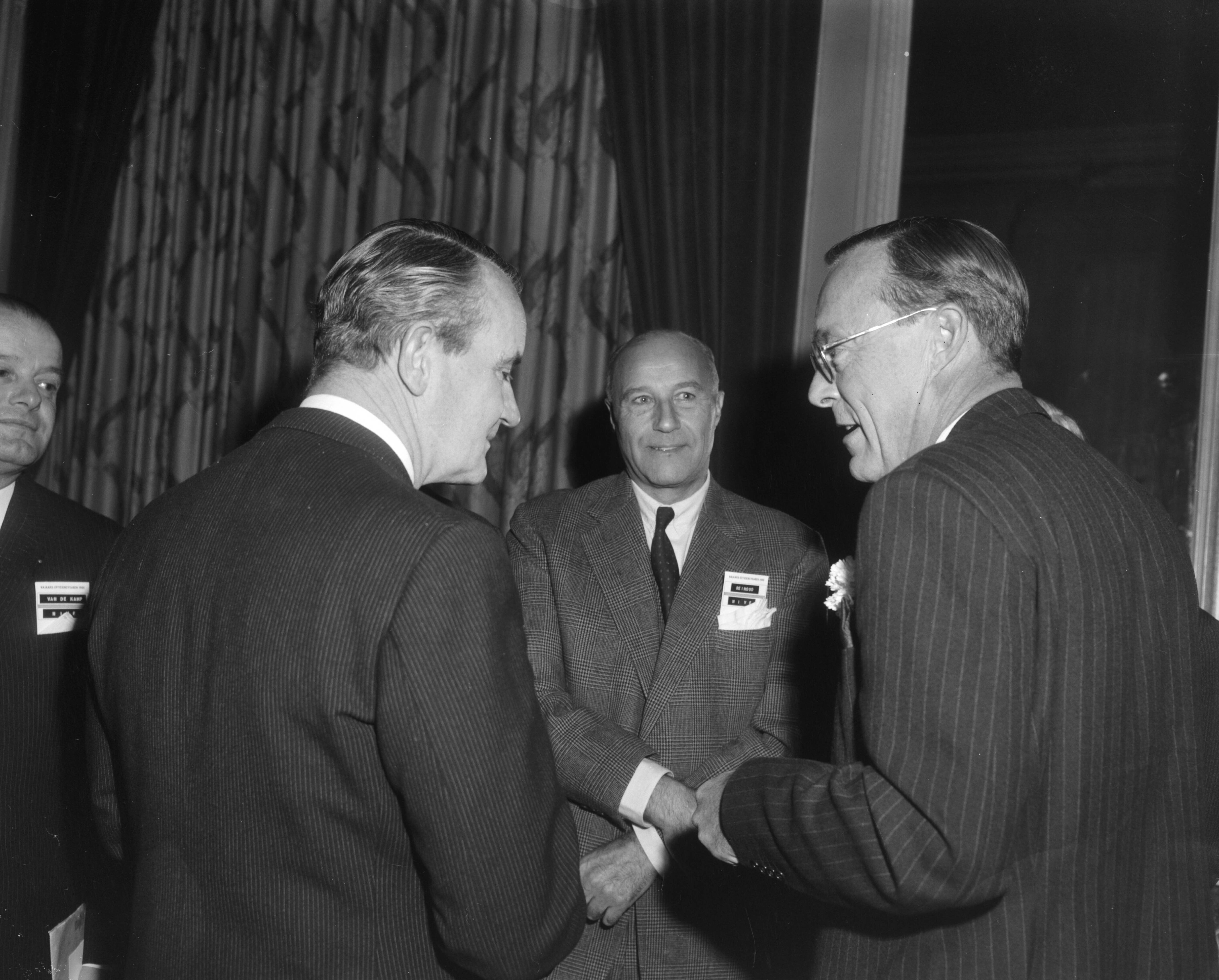 Fotocollectie Anefo — Viering van het veertigjarig bestaan van het NIVE, de Nederlandse Vereniging voor Managers, in het Kurhaus in Scheveningen, in aanwezigheid van prins Bernhard (r.) — Foto: Bilsen, Joop van / Anefo. Licentie: Set B: Rechtenvrij / Publiek Domein. Bron: Nationaal Archief. http://hdl.handle.net/10648/aad05f5e-d0b4-102d-bcf8-003048976d84