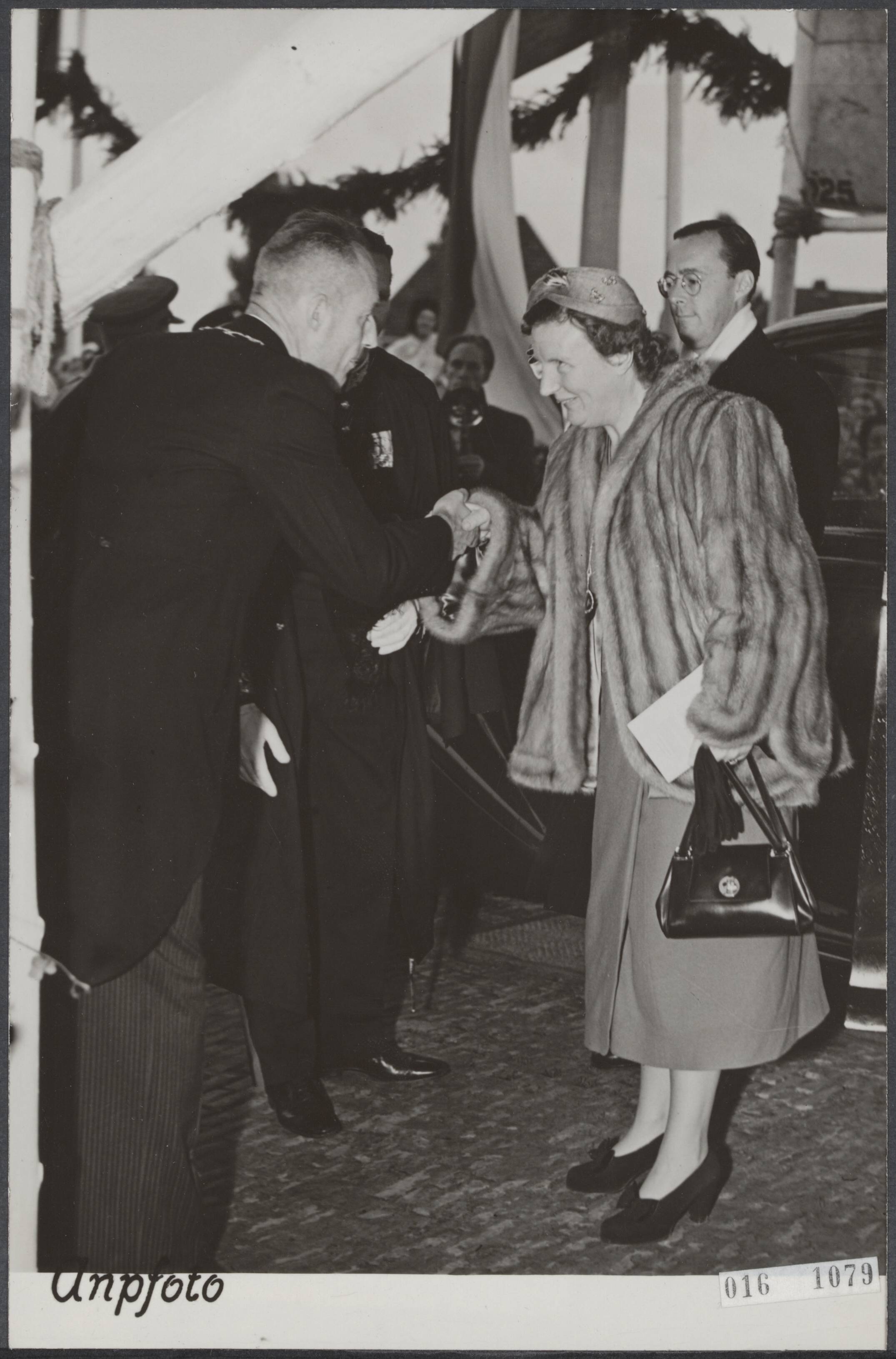 Fotocollectie Elsevier Binnenland — Koninklijke bezoek aan Friesland. Bij de aankomst in Leeuwarden werden koningin Juliana en prins Bernhard verwelkomd door burgemeester mr. A.A.M. van der Meulen — Foto: ANP / RVD of rechtenvrij. Licentie: Set B: Rechtenvrij / Publiek Domein. Bron: Nationaal Archief. http://hdl.handle.net/10648/adbb51b0-d0b4-102d-bcf8-003048976d84
