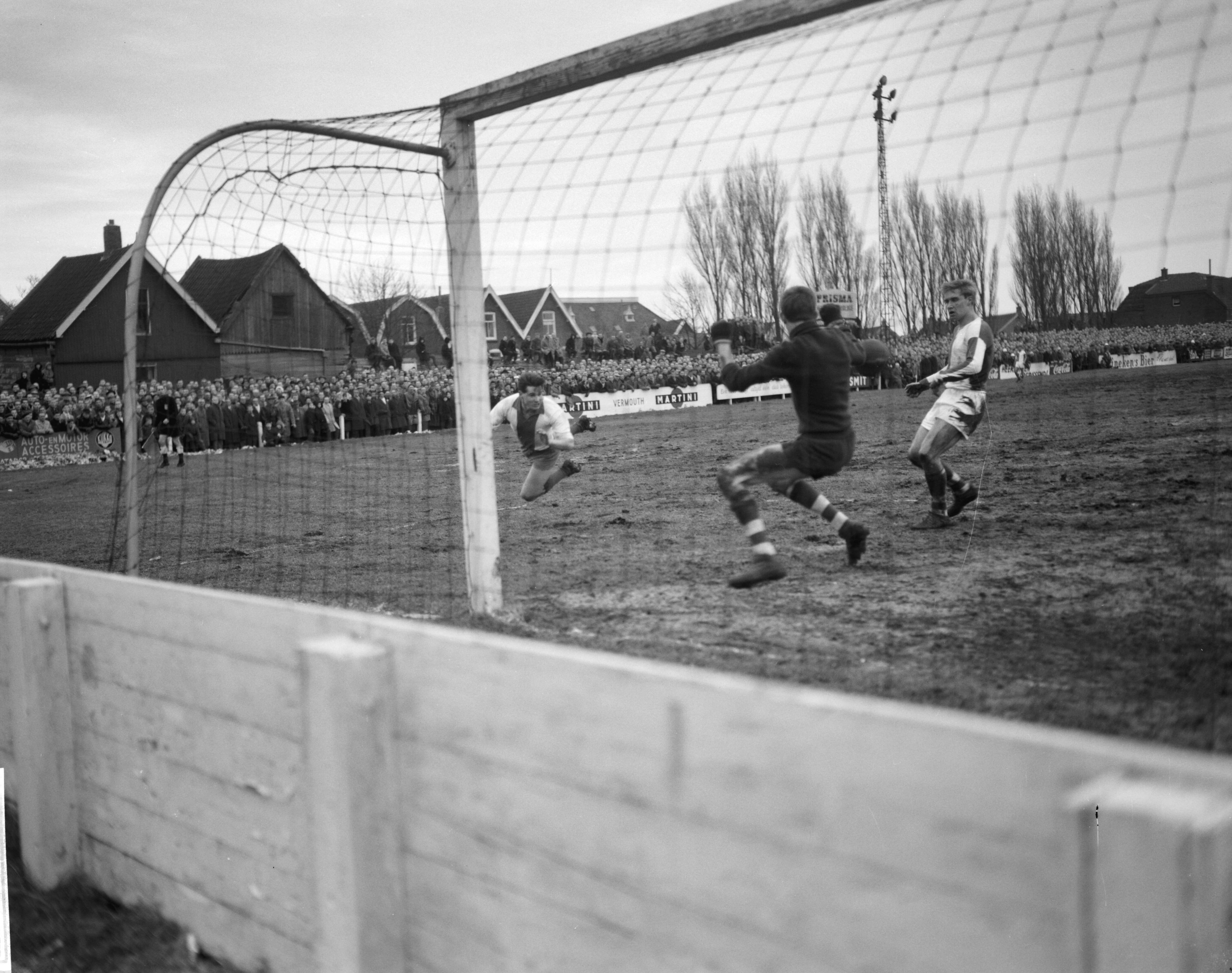 Fotocollectie Anefo — Voetbal. ZFC-Elinkwijk 1-2. Spelmoment voor ZFC-doel — Foto: Koch, Eric / Anefo. Licentie: Set B: Rechtenvrij / Publiek Domein. Bron: Nationaal Archief. http://hdl.handle.net/10648/a9f79cbe-d0b4-102d-bcf8-003048976d84
