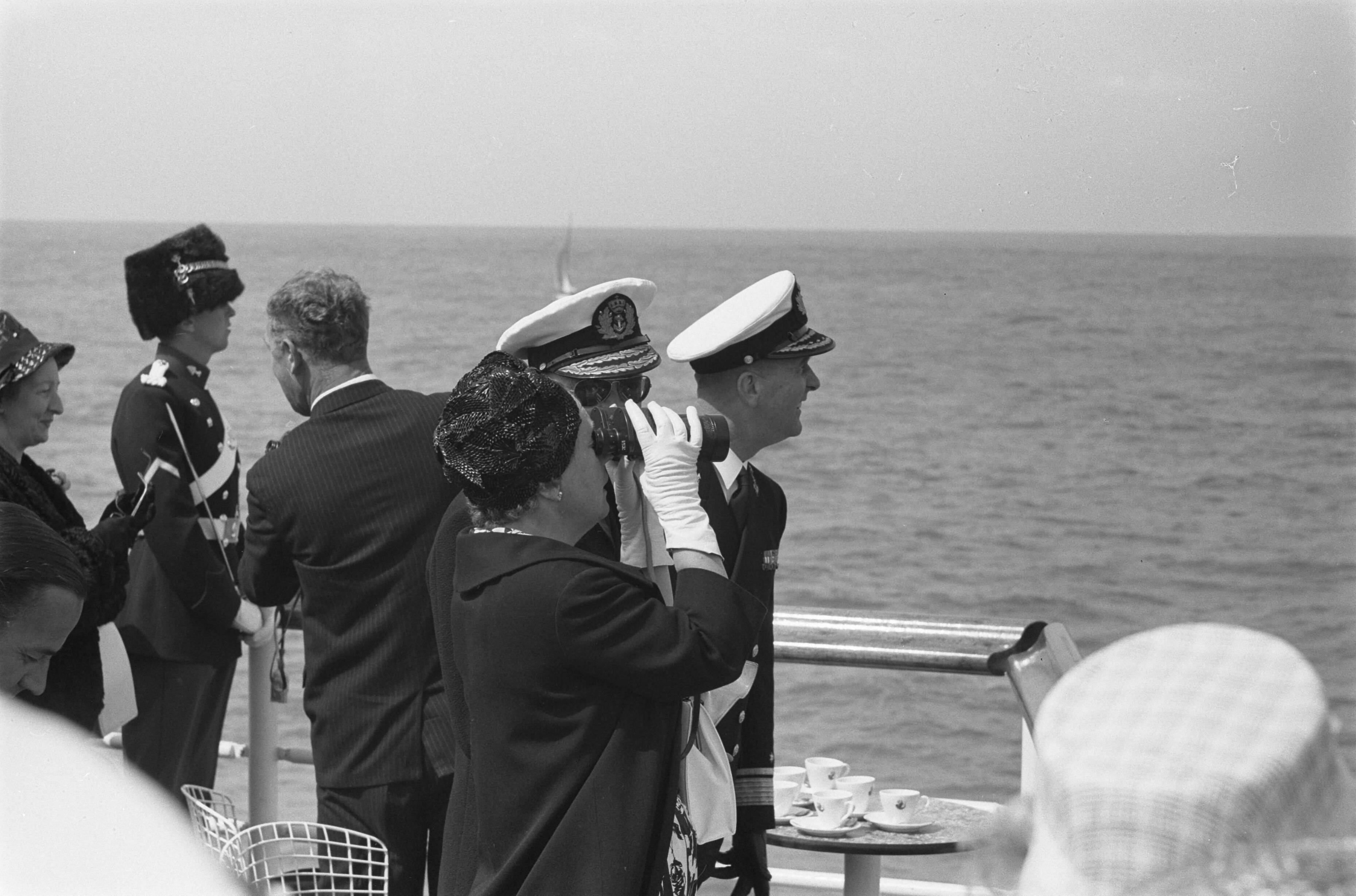 Fotocollectie Anefo — Vlootschouw bij de Scheveningse Pier. Koningin Juliana en prins Bernhard bekijken de vlootschouw. Naast hen vice-admiraal L. Brouwer — Foto: Pot, Harry / Anefo. Licentie: Set B: Rechtenvrij / Publiek Domein. Bron: Nationaal Archief. http://hdl.handle.net/10648/a9dba0d6-d0b4-102d-bcf8-003048976d84