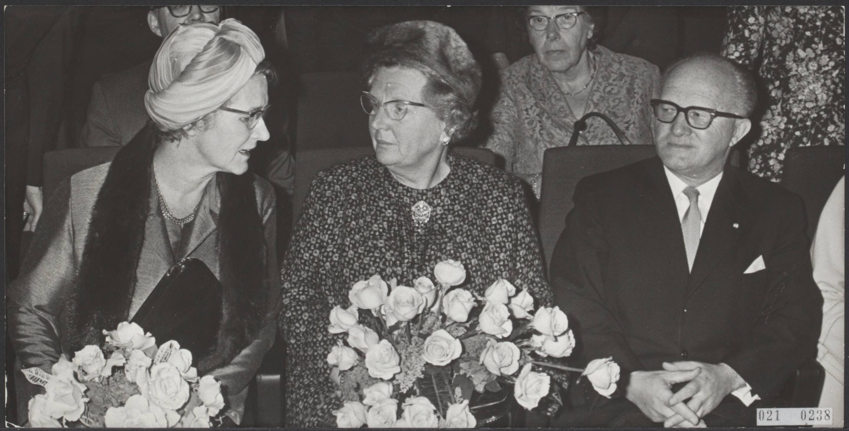 Fotocollectie Elsevier Binnenland — In het Circustheater te Scheveningen heeft koningin Juliana het jubileumcongres van de 50-jarige Raad voor Maatschappelijk Welzijn bijgewoond. De koningin en minister mej. dr. M.A.M. Klompé van CRM kregen beide bloemen. Rechts de voorzitter van de Raad, ds. F.H. Landman — Foto: Koch, Eric / Anefo. Licentie: Set B: Rechtenvrij / Publiek Domein. Bron: Nationaal Archief. http://hdl.handle.net/10648/adce80fa-d0b4-102d-bcf8-003048976d84