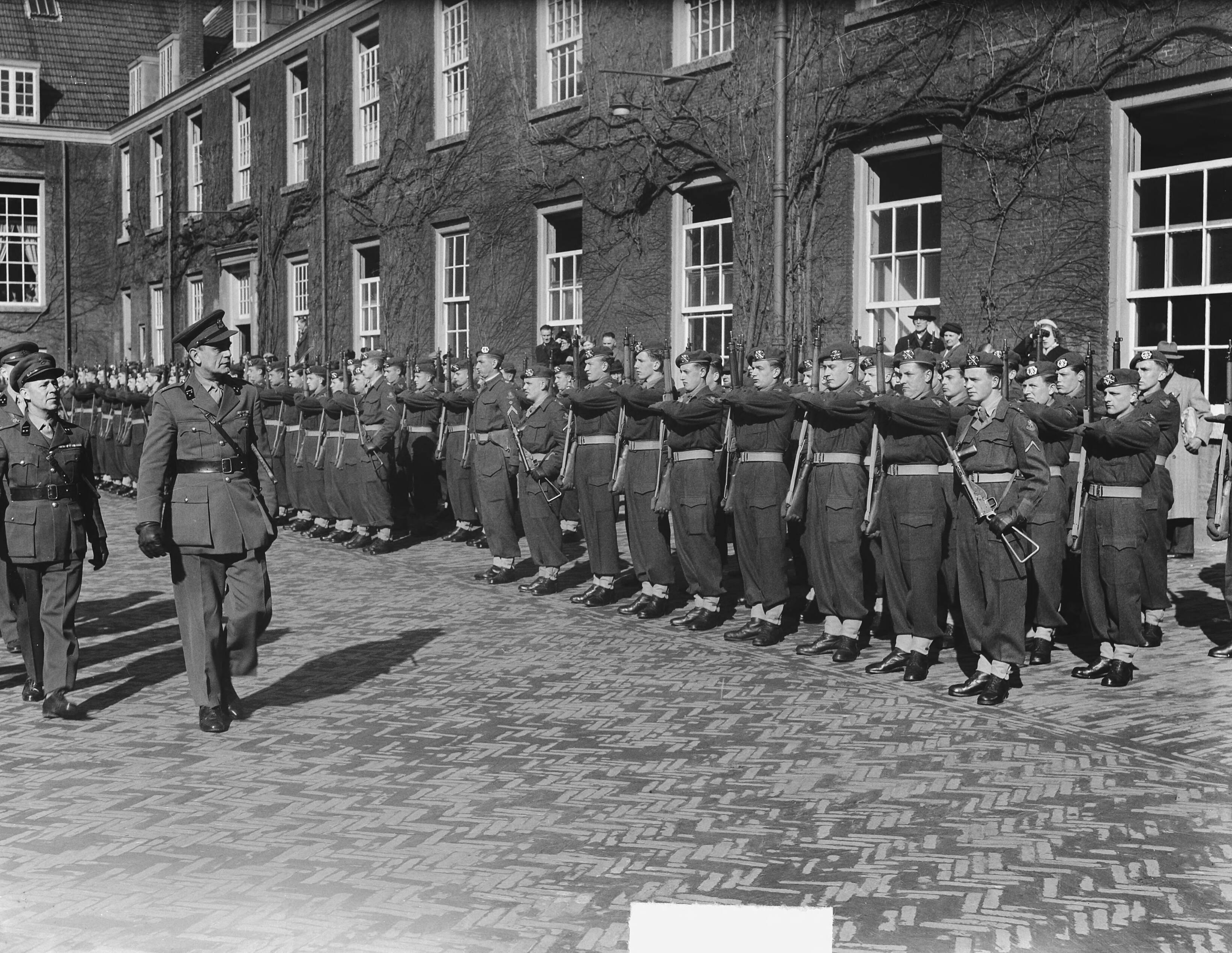 Afscheidsparade in Haarlem van het regiment lichte luchtdoelartillerie "Betuwe", gelegerd in de Koudenhornkazerne — Afscheidsparade in Haarlem van het regiment lichte luchtdoelartillerie "Betuwe", gelegerd in de Koudenhornkazerne. Inspectie door kolonel J. van Brien — Foto: Vogel, Carel L. de / Anefo. Licentie: Set B: Rechtenvrij / Publiek Domein. Bron: Nationaal Archief. http://hdl.handle.net/10648/a8e780f0-d0b4-102d-bcf8-003048976d84