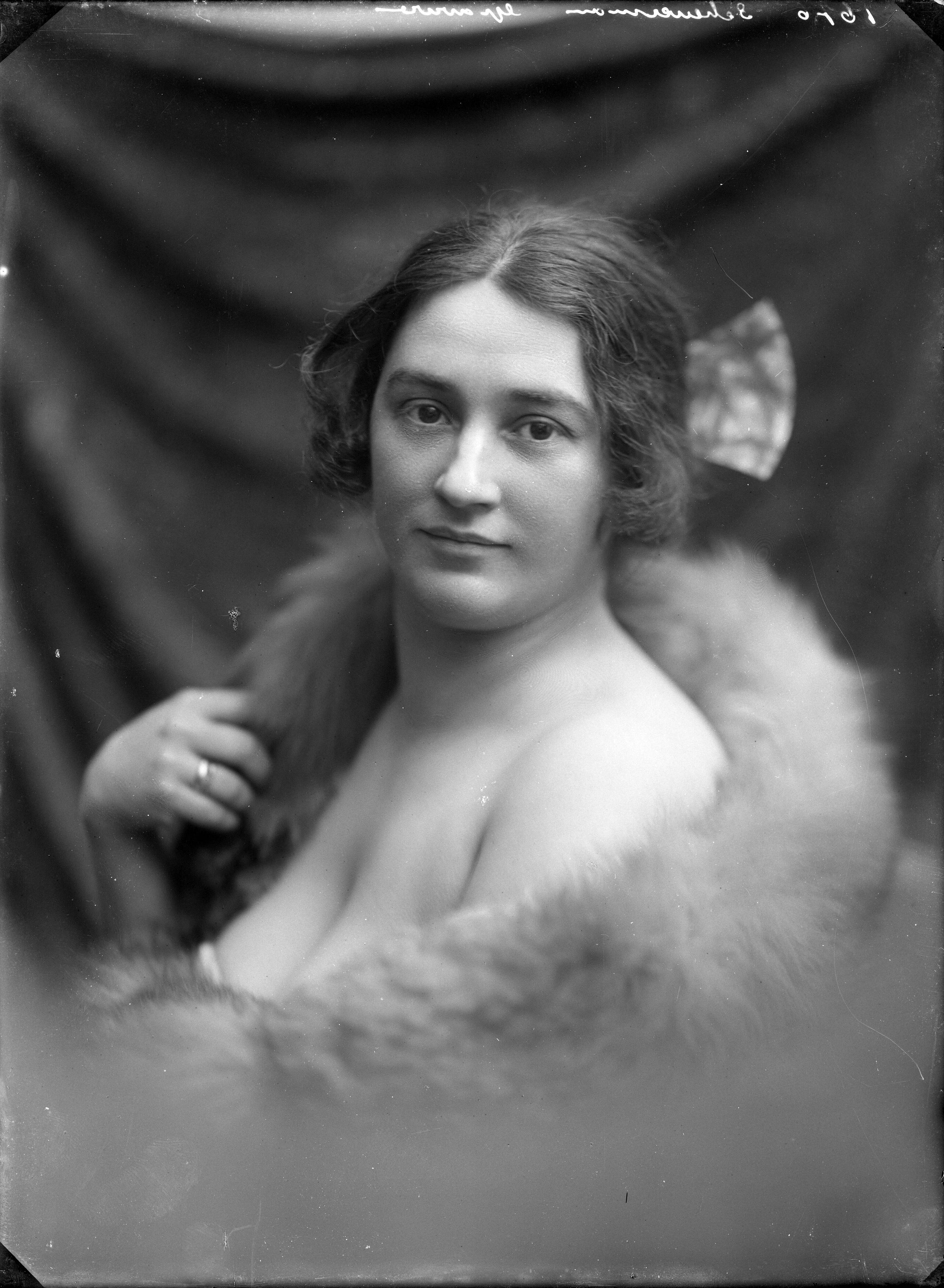 Portretten — Studio-opnames. Portret van een vrouw met bloot diep decolleté met een bontstola om. 1676 Schewerman gravure. Haarlem, Nederland 1918-1930. — Foto: Berg, Th.C.J. van den / Spaarnestad Photo (05887). Licentie: Set B: Rechtenvrij / Publiek Domein. Bron: Nationaal Archief. http://hdl.handle.net/10648/35429da7-c555-a382-e063-6df0900a6686