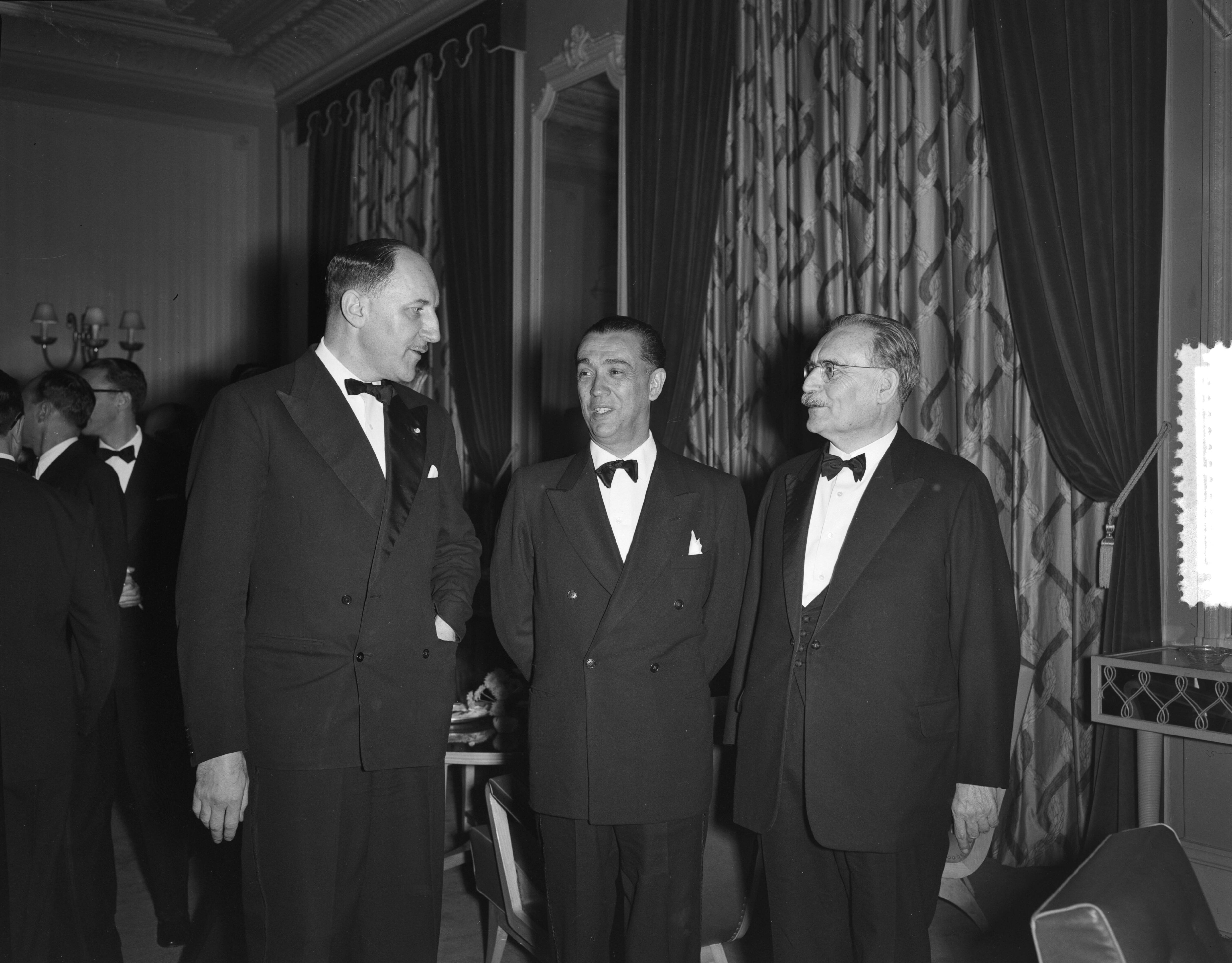 Fotocollectie Anefo — Bezoek van de Braziliaanse president-elect Juscelino Kubitchek. Ontvangst door de Nederlandse regering in het Kurhaus te Scheveningen. Kubitchek geflankeerd door minister-president Drees en minister Luns — Foto: Duinen, G.W. van / Anefo. Licentie: Set B: Rechtenvrij / Publiek Domein. Bron: Nationaal Archief. http://hdl.handle.net/10648/a94165b6-d0b4-102d-bcf8-003048976d84
