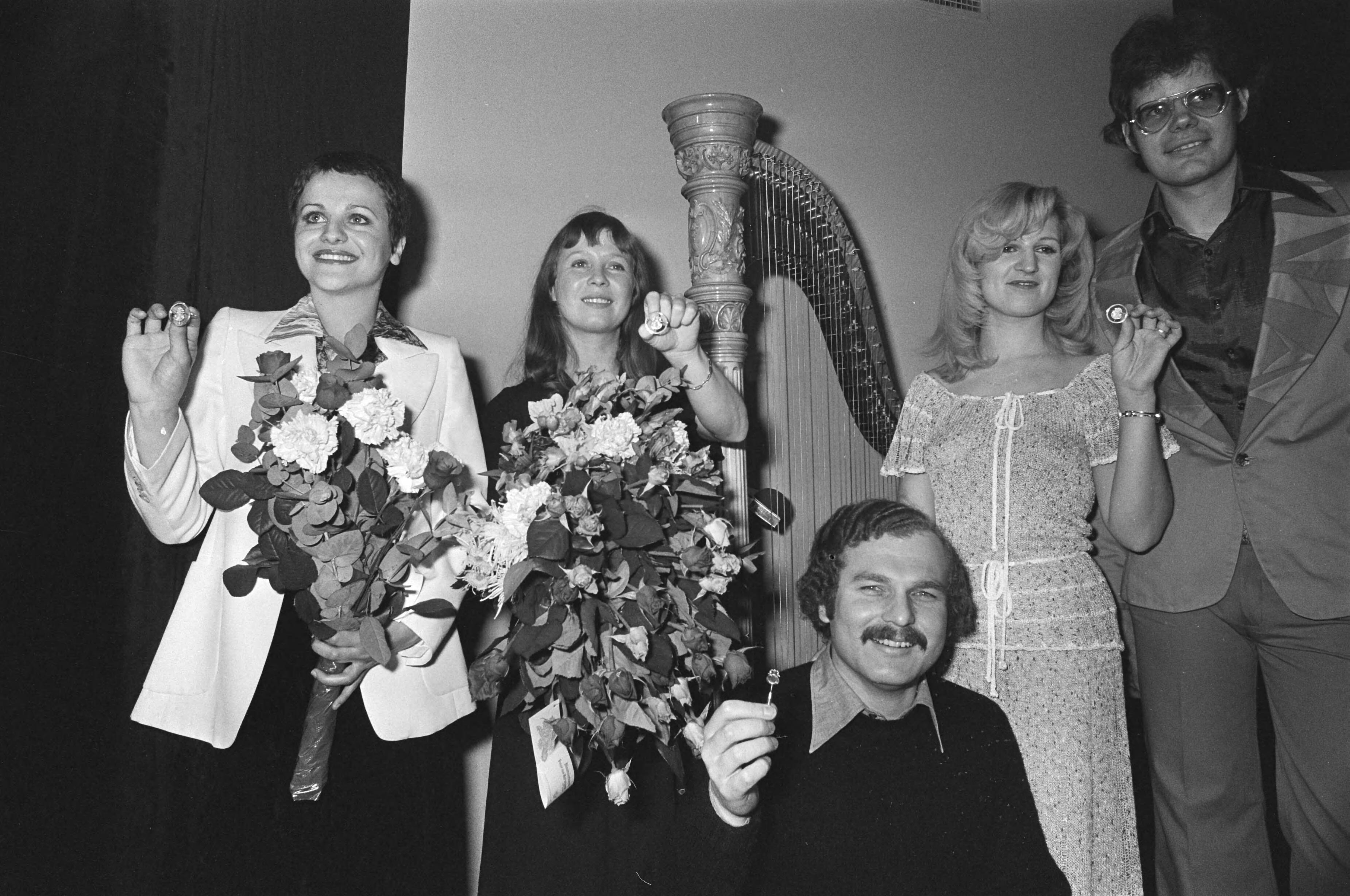Uitreiking Zilveren Harp 1977 — V.l.n.r.: Nelleke Burg, Wieteke van Dort, Ad Kraamer en Anita Meyer — Foto: Suyk, Koen / Anefo. Licentie: Set B: Rechtenvrij / Publiek Domein. Bron: Nationaal Archief. http://hdl.handle.net/10648/ac9808a0-d0b4-102d-bcf8-003048976d84