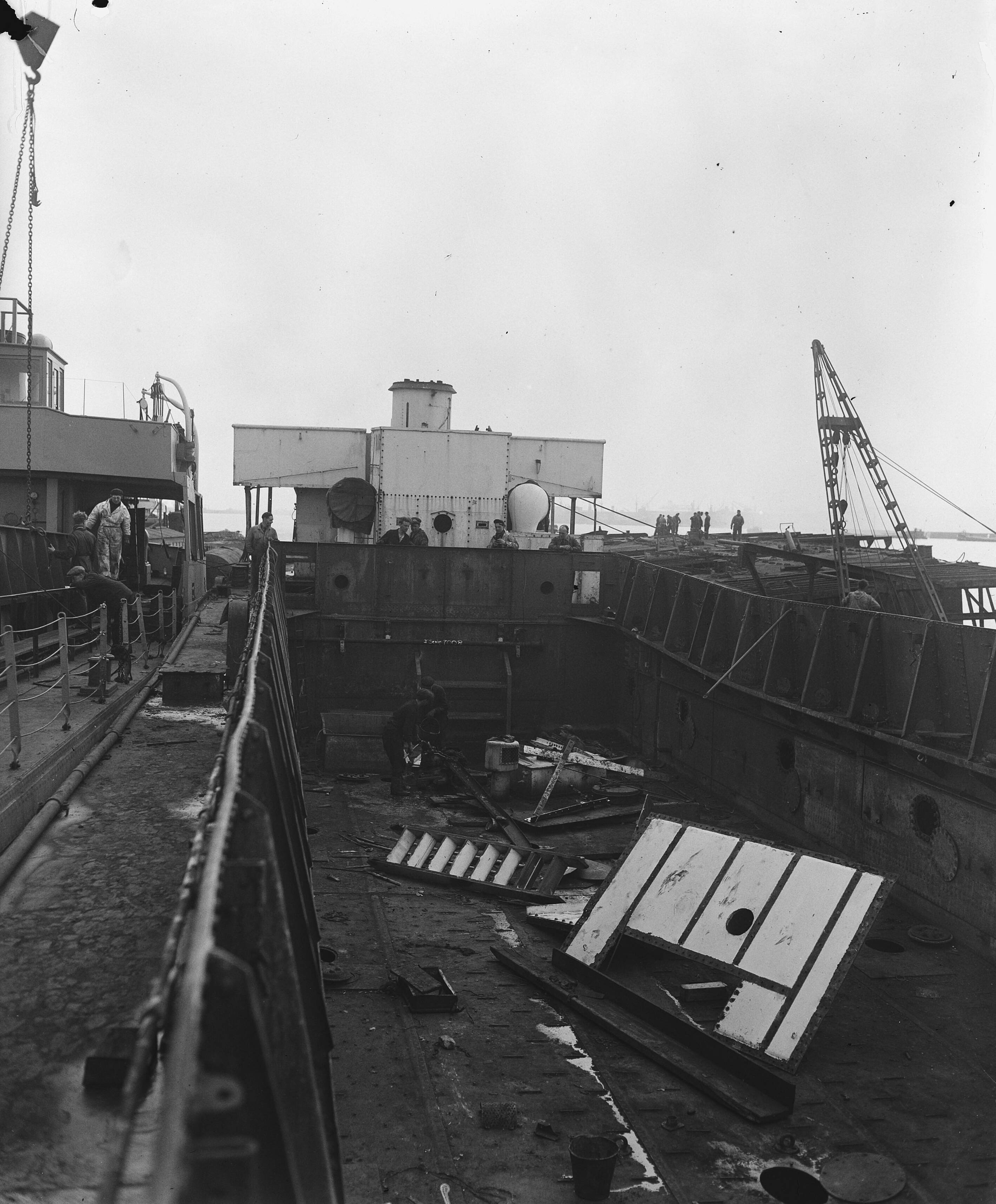 Landingsvaartuigen bij Werf Verschure & Co te Amsterdam — Landingsvaartuigen worden omgebouwd tot vrachtschepen bij Werf Verschure & Co te Amsterdam — Foto: Zeylemaker, Co / Anefo. Licentie: Set B: Rechtenvrij / Publiek Domein. Bron: Nationaal Archief. http://hdl.handle.net/10648/a8a70052-d0b4-102d-bcf8-003048976d84