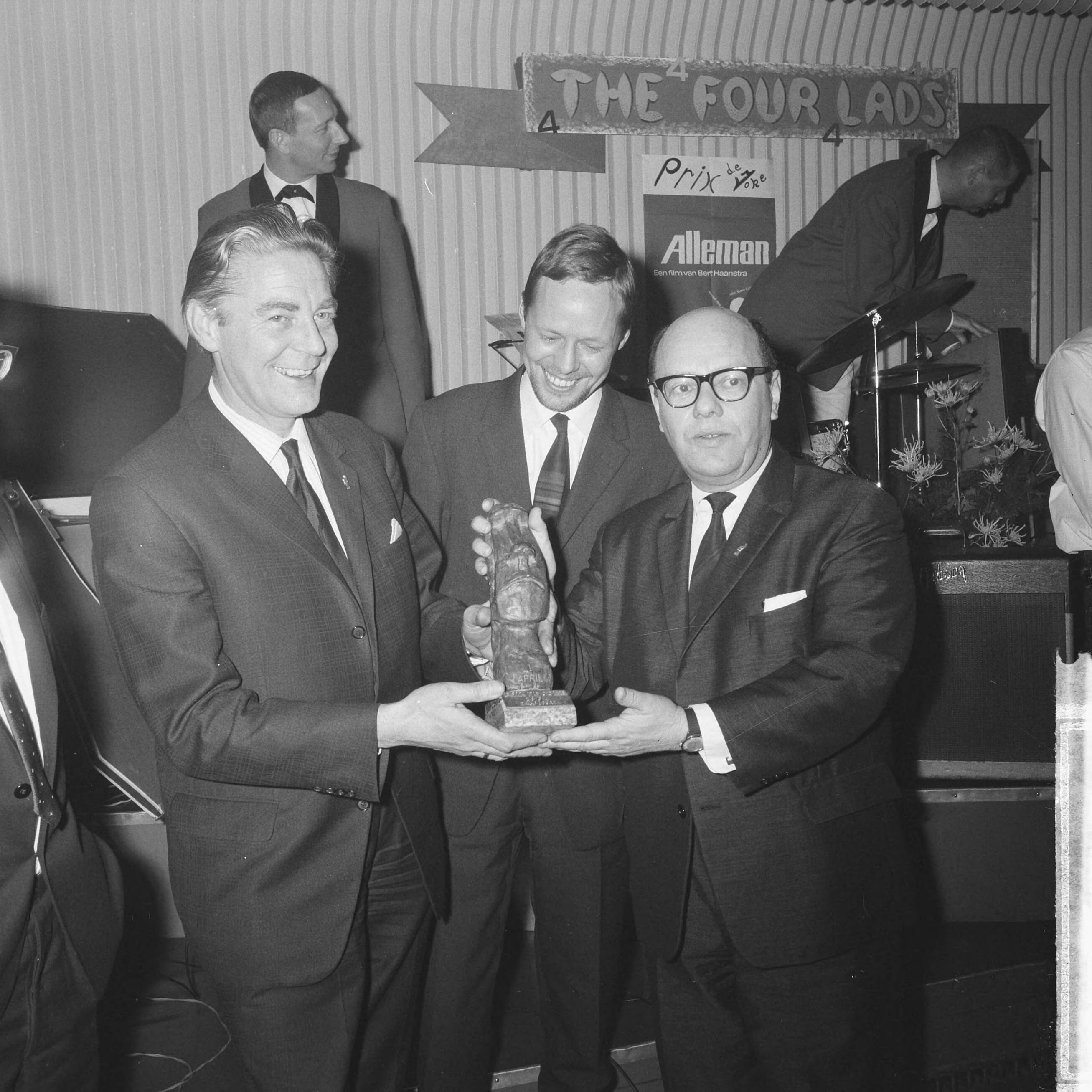 Fotocollectie Anefo — "Prix de Joke 1964" voor Bert Haanstra, Simon van Collem (rechts) reikt hem het beeldje uit in Hotel Bouwes te Zandvoort [2e van rechts Peter Craghs? lid van de jury] — Foto: Nijs, Jac. de / Anefo. Licentie: Set B: Rechtenvrij / Publiek Domein. Bron: Nationaal Archief. http://hdl.handle.net/10648/aa624e42-d0b4-102d-bcf8-003048976d84