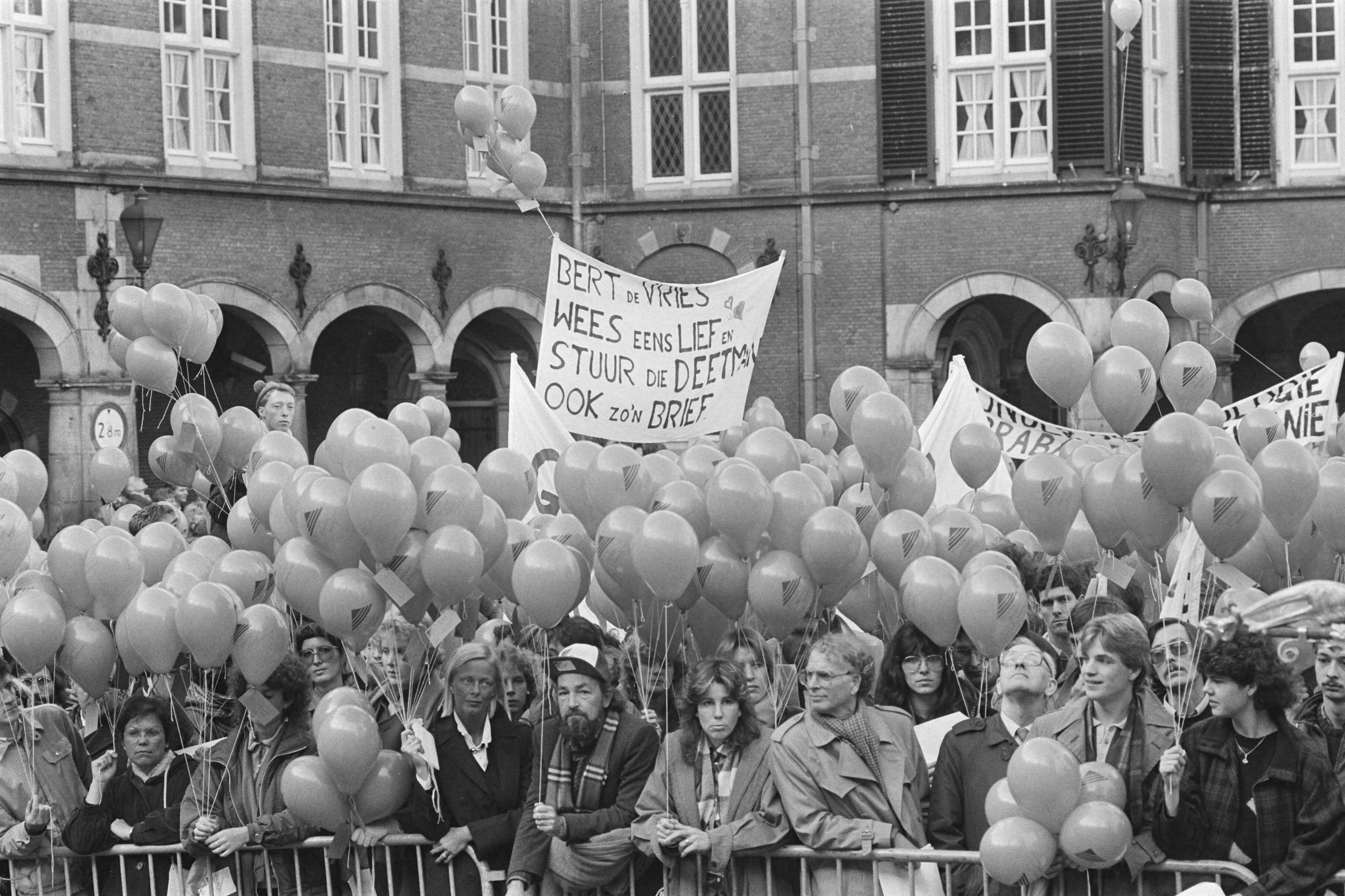 Fotocollectie Anefo — Rector magnificus van Moor spreekt demonstranten van Katholieke Universiteit Brabant in Den Haag toe en geef startsein oplaten balonnen — Foto: Croes, Rob C. / Anefo. Licentie: Set B: Rechtenvrij / Publiek Domein. Bron: Nationaal Archief. http://hdl.handle.net/10648/ad59768e-d0b4-102d-bcf8-003048976d84