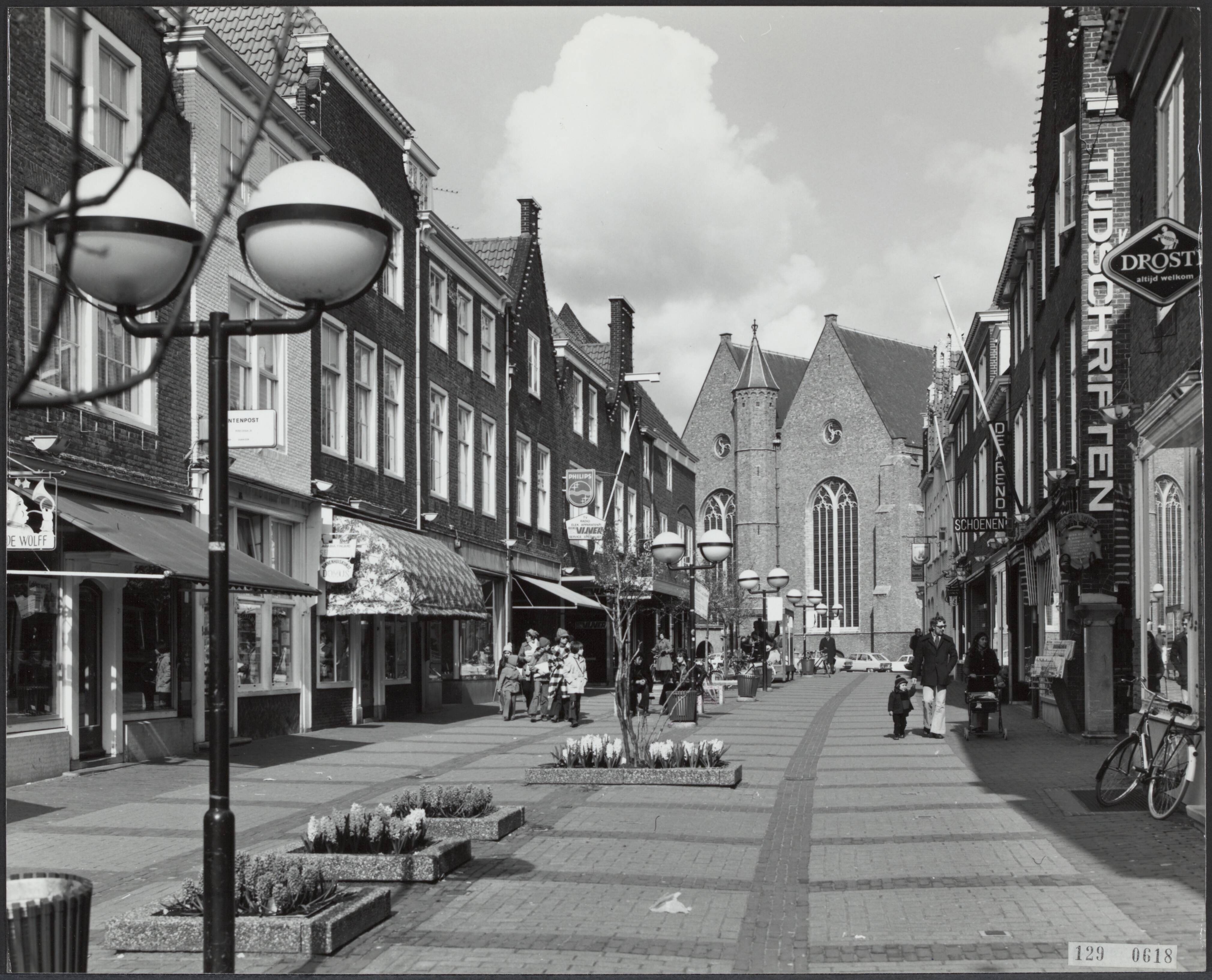 Steden [RVD] — Middelburg. Voetgangerspassage. Abdij op achtergrond — Foto: Publicam / Hartemink, Piet. Licentie: Set B: Rechtenvrij / Publiek Domein. Bron: Nationaal Archief. http://hdl.handle.net/10648/af473cd8-d0b4-102d-bcf8-003048976d84