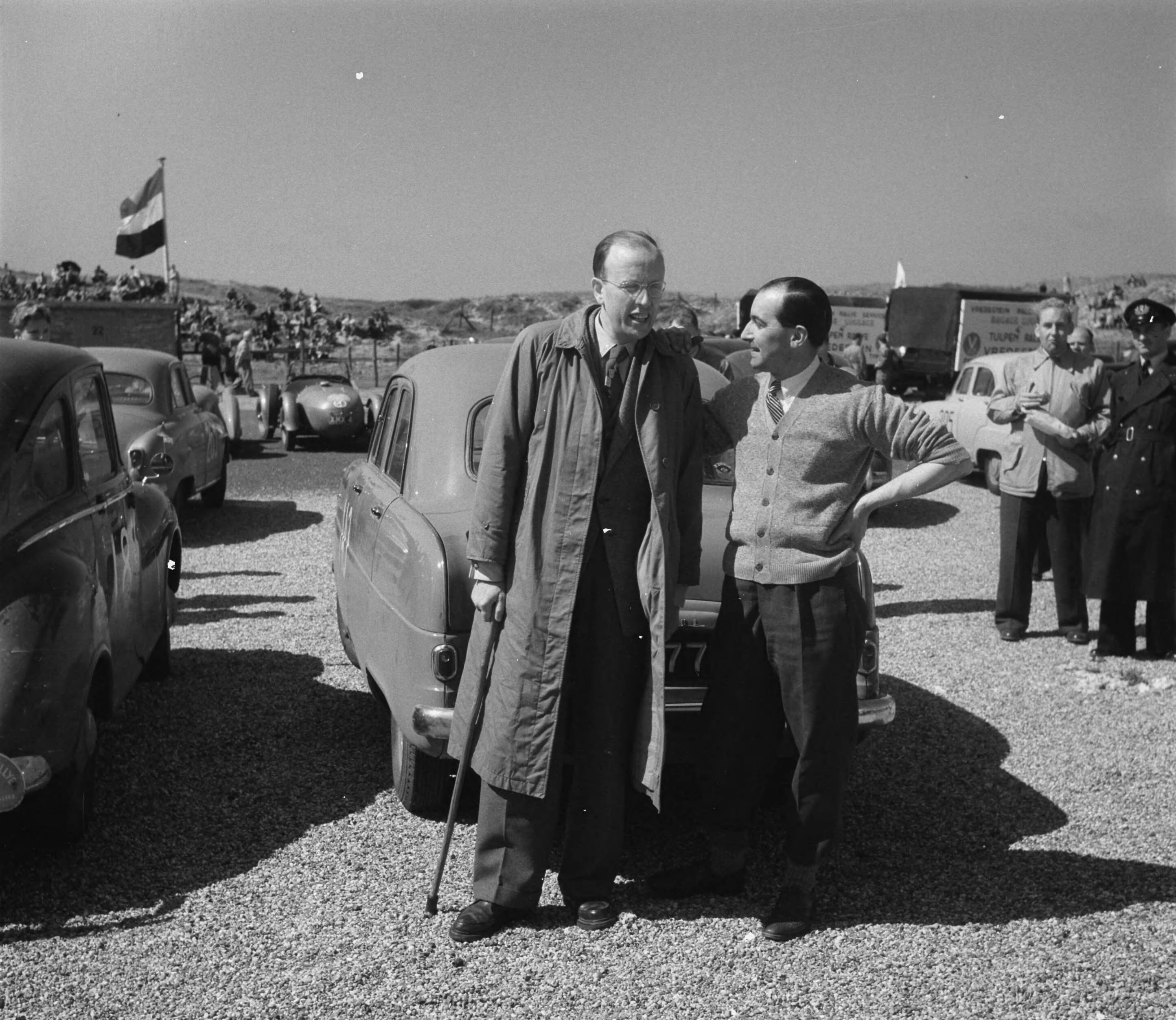 Tulpenrally 1952 — Tulpenrallye. Snelheidsproef op circuit Zandvoort. Winnaar Ken Wharton met navigator Jan Langelaa (links) — Foto: Noske, J.D. / Anefo. Licentie: Set B: Rechtenvrij / Publiek Domein. Bron: Nationaal Archief. http://hdl.handle.net/10648/a8f8a2d6-d0b4-102d-bcf8-003048976d84