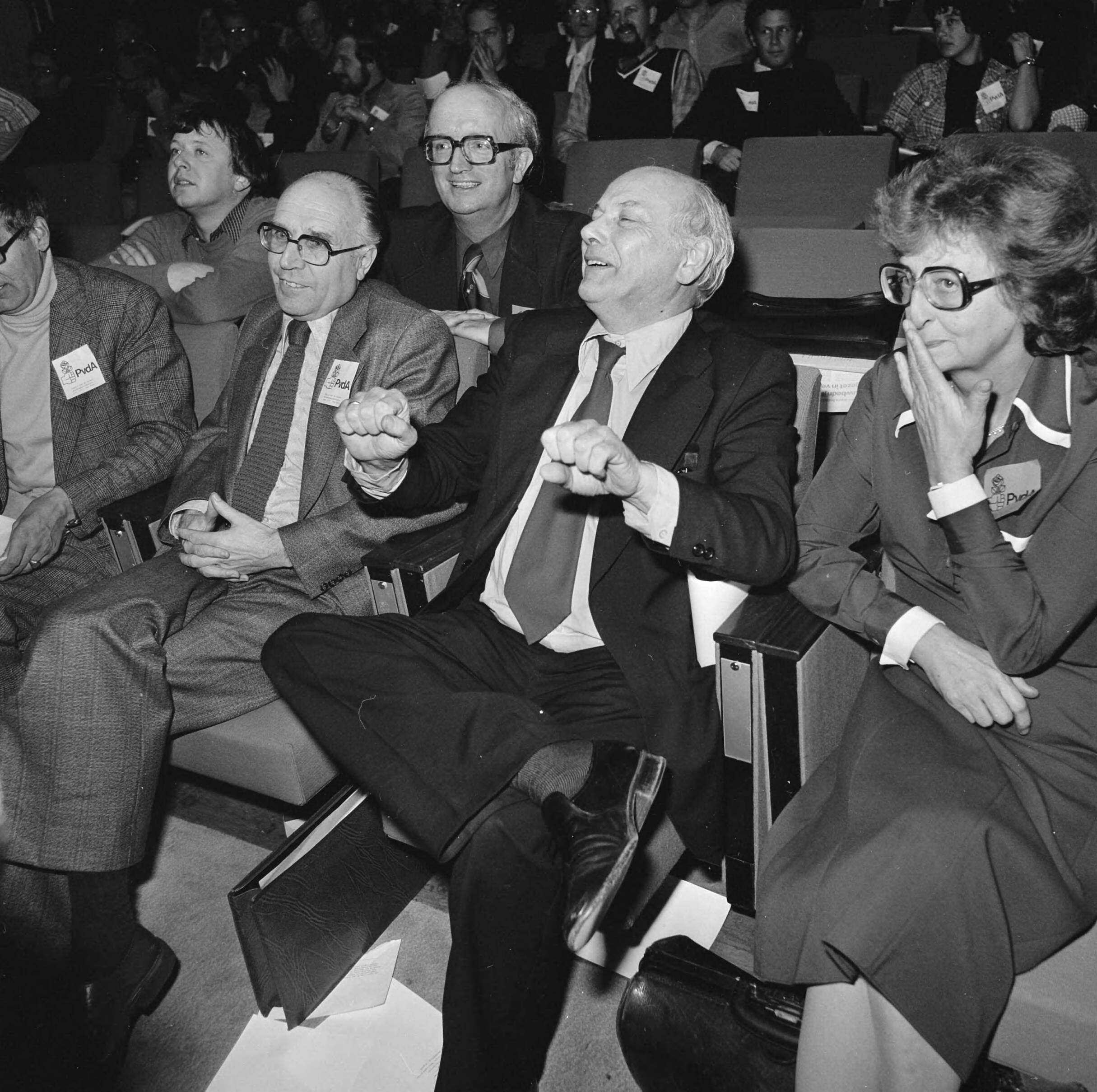 Fotocollectie Anefo — Buitengewoon congres PvdA in Den Haag ; Den Uyl na zij toespraak — Foto: Croes, Rob C. / Anefo. Licentie: Set B: Rechtenvrij / Publiek Domein. Bron: Nationaal Archief. http://hdl.handle.net/10648/aca5d30e-d0b4-102d-bcf8-003048976d84