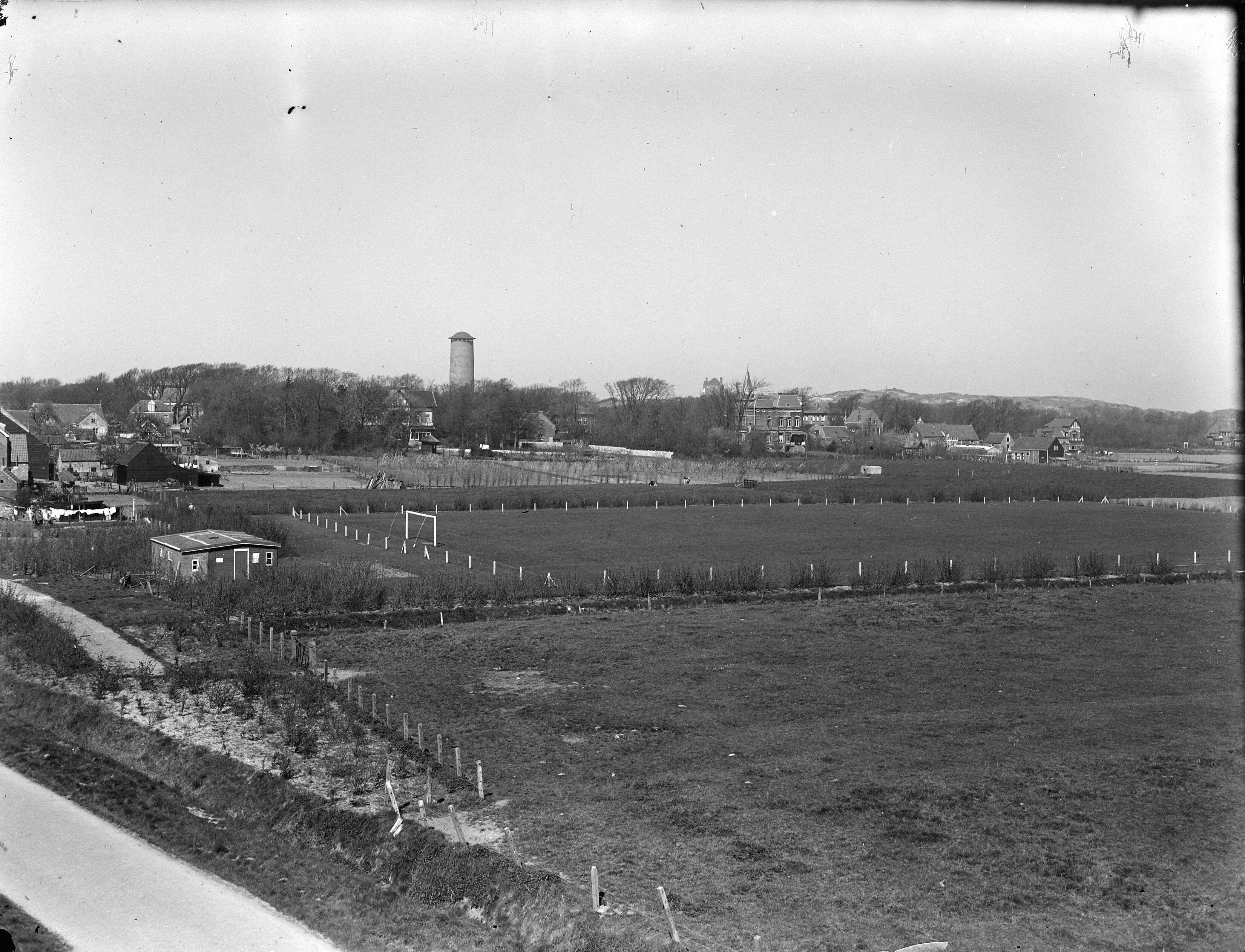 Fotocollectie Nederlandse Heidemaatschappij — Sportterrein Domburg — Foto: Fotograaf Onbekend / Heidemij. Licentie: Set B: Rechtenvrij / Publiek Domein. Bron: Nationaal Archief. http://hdl.handle.net/10648/ae78330c-d0b4-102d-bcf8-003048976d84