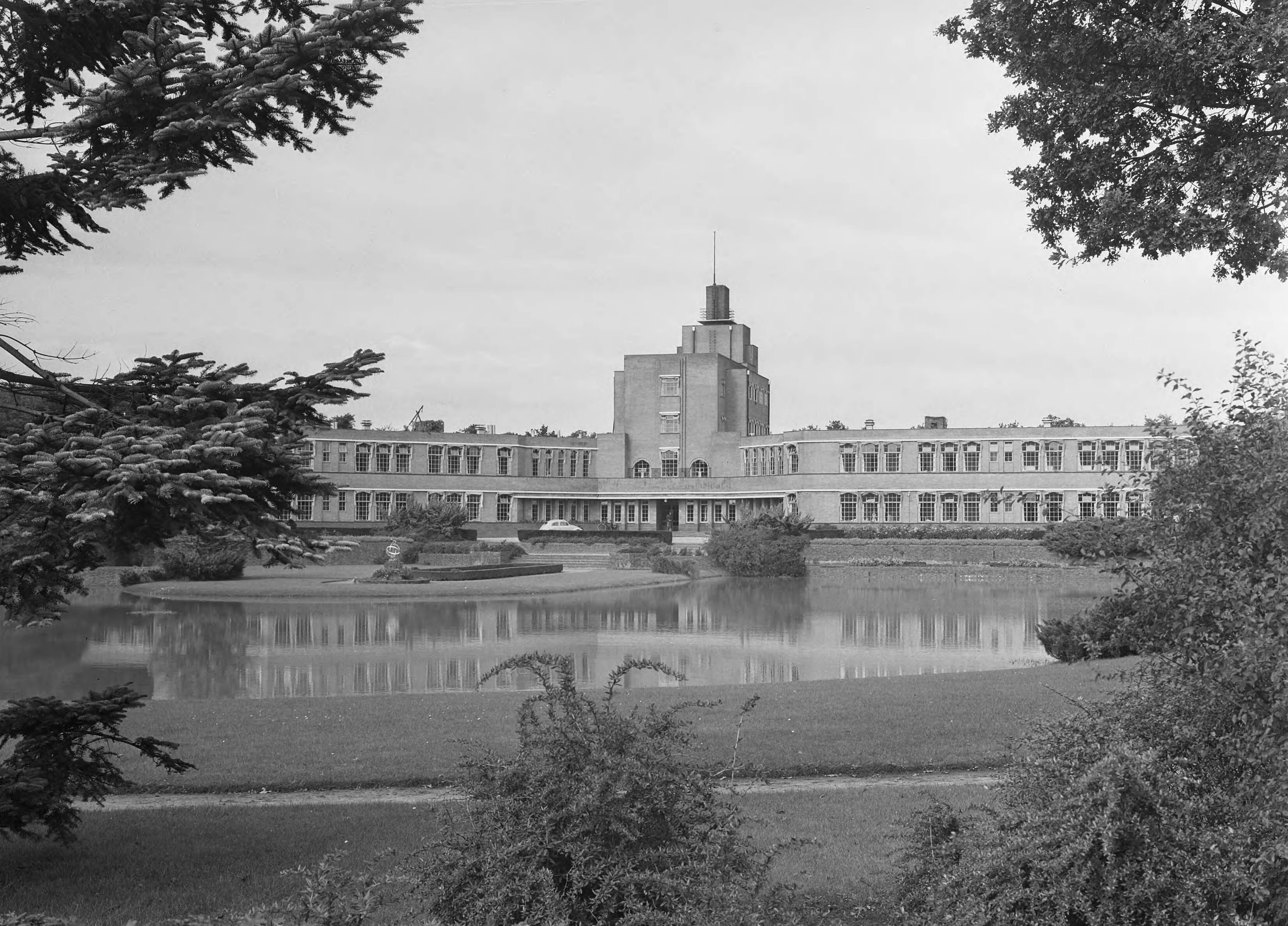 Fotocollectie Nederlandse Heidemaatschappij — Sanatorium te Zuidlaren — Foto: Eyssen, [...] / Heidemij. Licentie: Set B: Rechtenvrij / Publiek Domein. Bron: Nationaal Archief. http://hdl.handle.net/10648/ae7b9358-d0b4-102d-bcf8-003048976d84