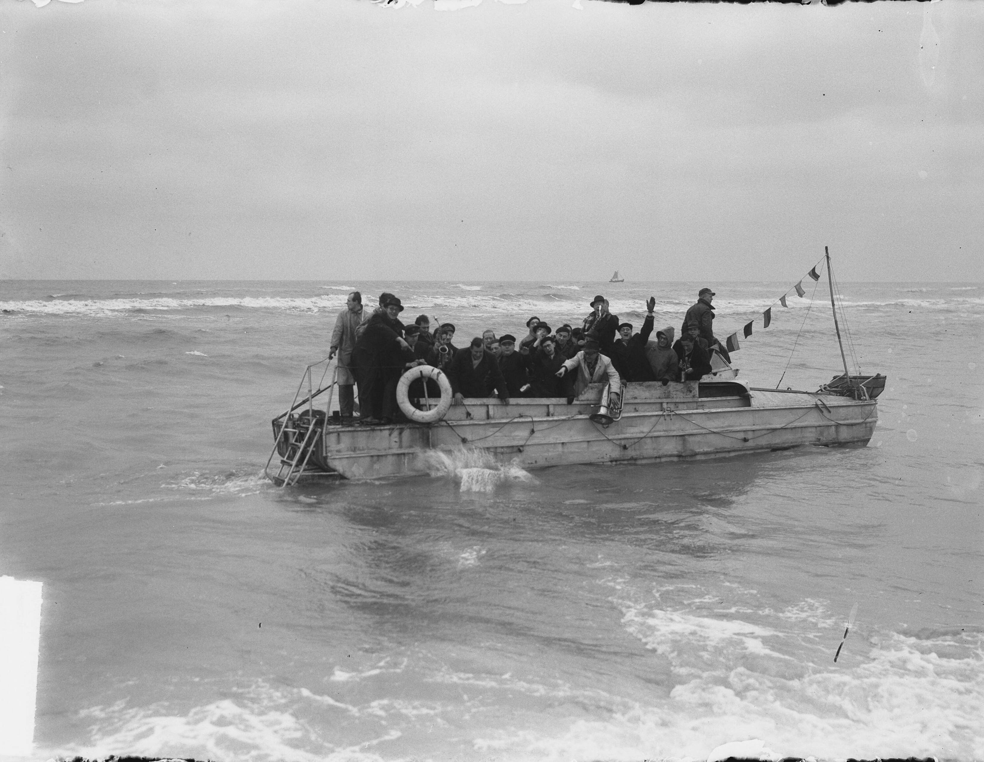 Fotocollectie Anefo — Tewaterlating van "Het Ding" te Zandvoort — Foto: Vogel, Carel L. de / Anefo. Licentie: Set B: Rechtenvrij / Publiek Domein. Bron: Nationaal Archief. http://hdl.handle.net/10648/a8e5cf9e-d0b4-102d-bcf8-003048976d84