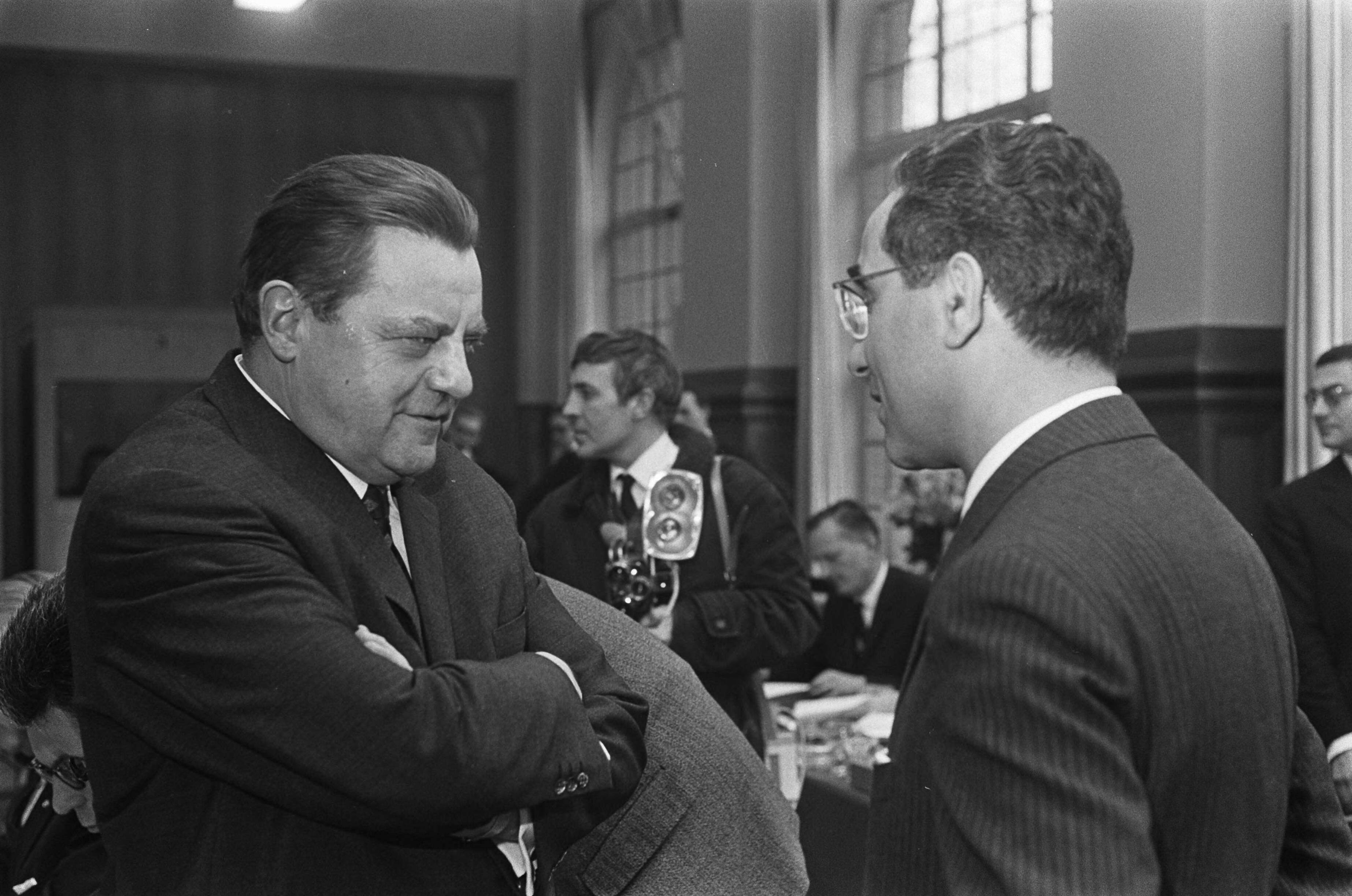 Fotocollectie Anefo — Ministers van Financien van EEG bijeen in Vredespaleis te Den Haag — Foto: Koch, Eric / Anefo. Licentie: Set B: Rechtenvrij / Publiek Domein. Bron: Nationaal Archief. http://hdl.handle.net/10648/ab0c7df4-d0b4-102d-bcf8-003048976d84