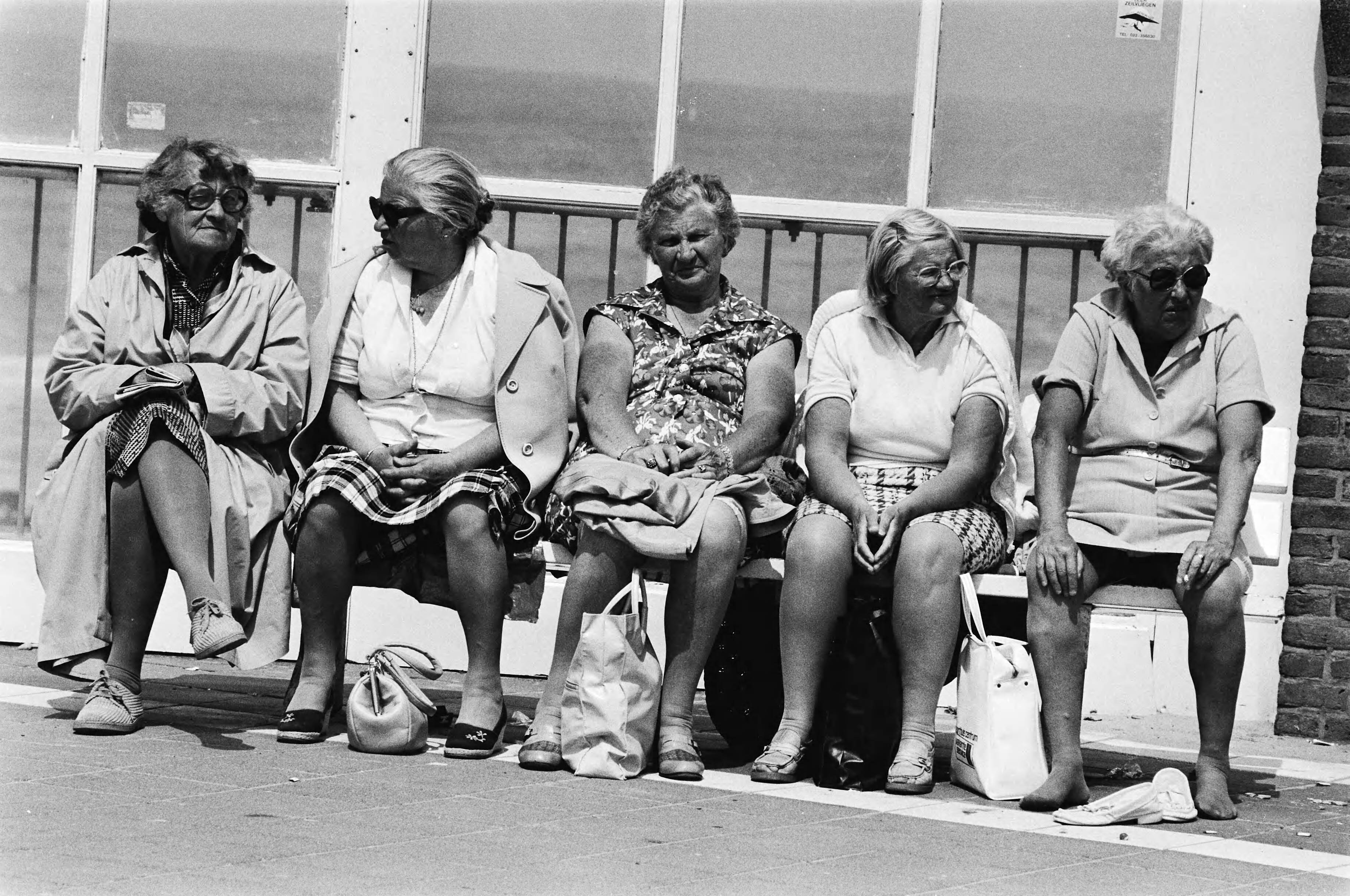Pinksteren in Zandvoort — Zonnende dames op een bank op de boulevard — Foto: Bogaerts, Rob / Anefo. Licentie: Set B: Rechtenvrij / Publiek Domein. Bron: Nationaal Archief. http://hdl.handle.net/10648/ad29a6f2-d0b4-102d-bcf8-003048976d84