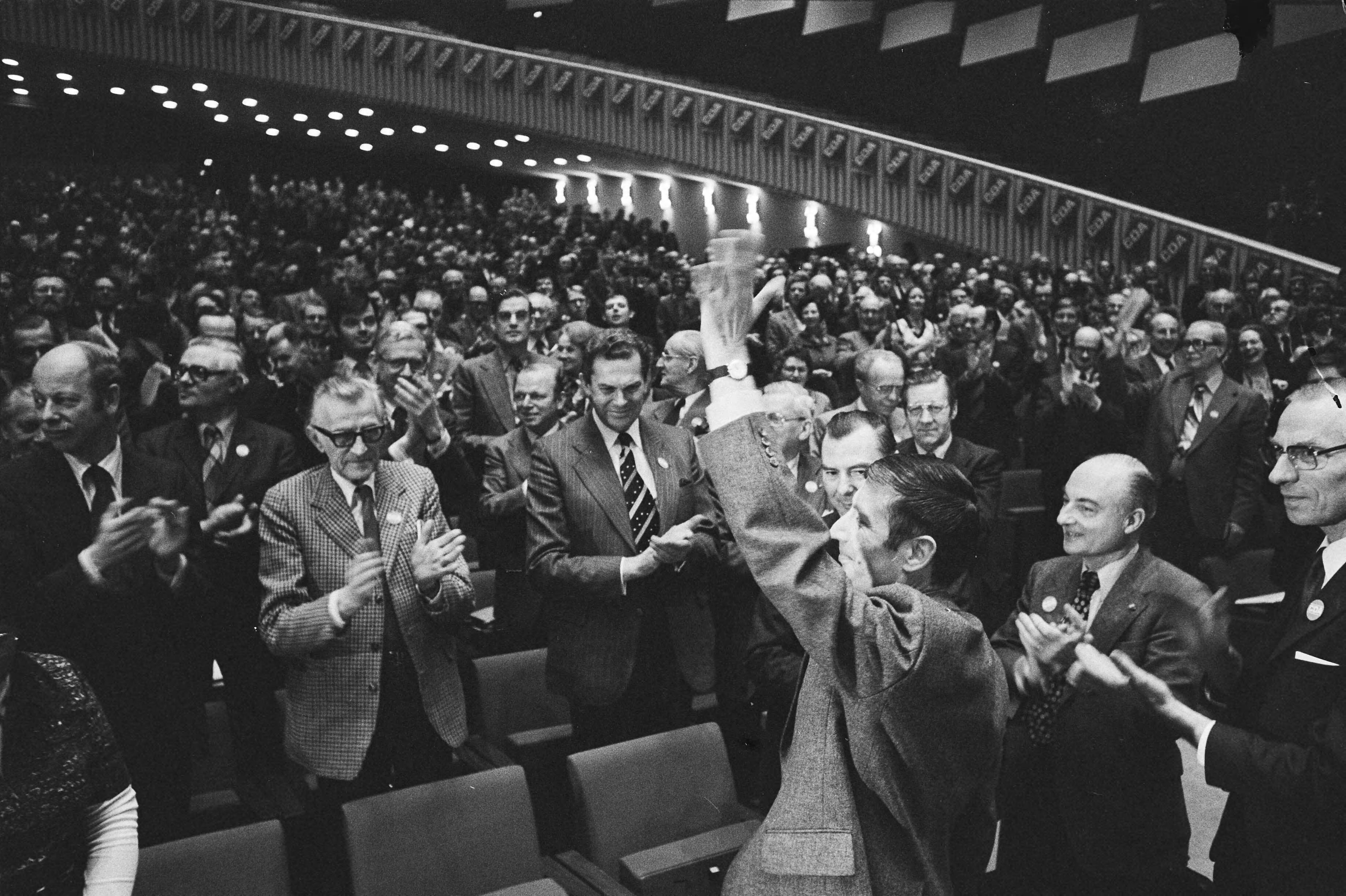 Fotocollectie Anefo — CDA-congres in Den Haag (2e dag); lijsttrekker Van Agt gehuldigd door o.m. Biesheuvel, Tindemans en Schmelzer — Foto: Verhoeff, Bert / Anefo. Licentie: Set B: Rechtenvrij / Publiek Domein. Bron: Nationaal Archief. http://hdl.handle.net/10648/ac91d110-d0b4-102d-bcf8-003048976d84