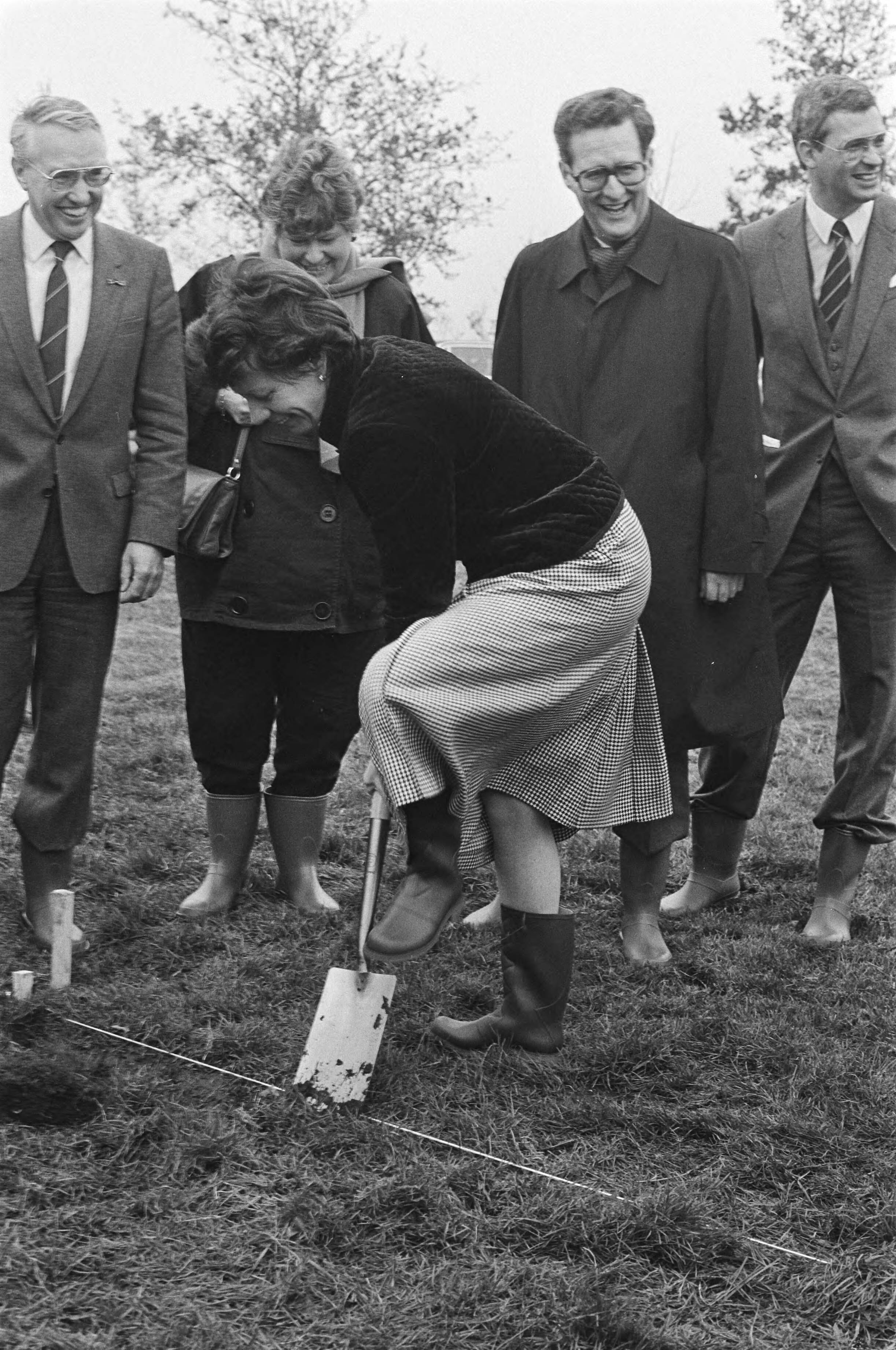 Fotocollectie Anefo — Min Smit Kroes en mr. S. Patijn (CdK Z Holland ) starten werkzaamheden aan rijksweg 11 in Alphen a.d. Rijn; Smit Kroes graaft stuk voor rijksweg 11 — Foto: Vollebregt, Sjakkelien / Anefo. Licentie: Set B: Rechtenvrij / Publiek Domein. Bron: Nationaal Archief. http://hdl.handle.net/10648/ad3f8c2e-d0b4-102d-bcf8-003048976d84