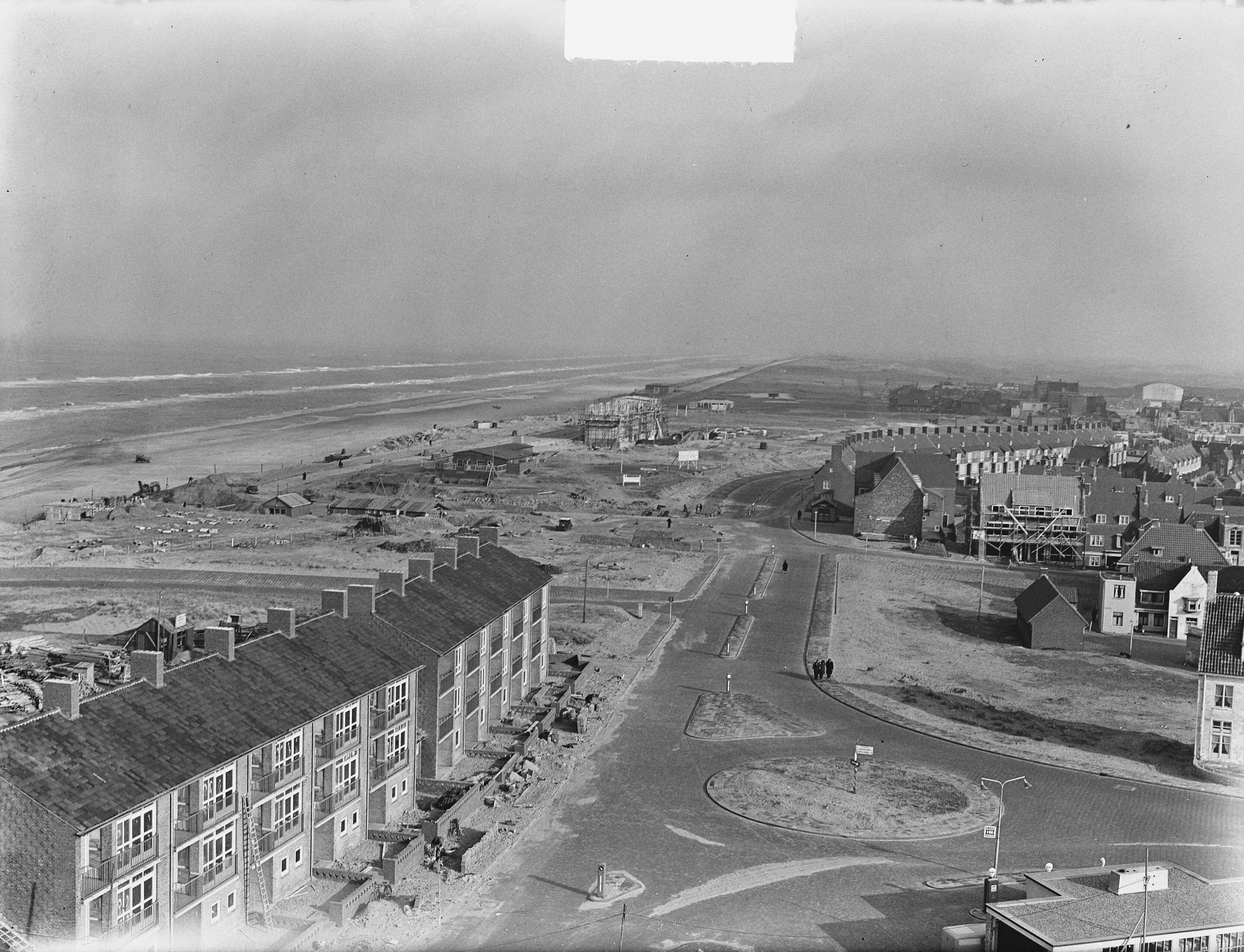 Fotocollectie Anefo — Bunkers opruimen in Zandvoort — Foto: Pot, Harry / Anefo. Licentie: Set B: Rechtenvrij / Publiek Domein. Bron: Nationaal Archief. http://hdl.handle.net/10648/a8e6564e-d0b4-102d-bcf8-003048976d84