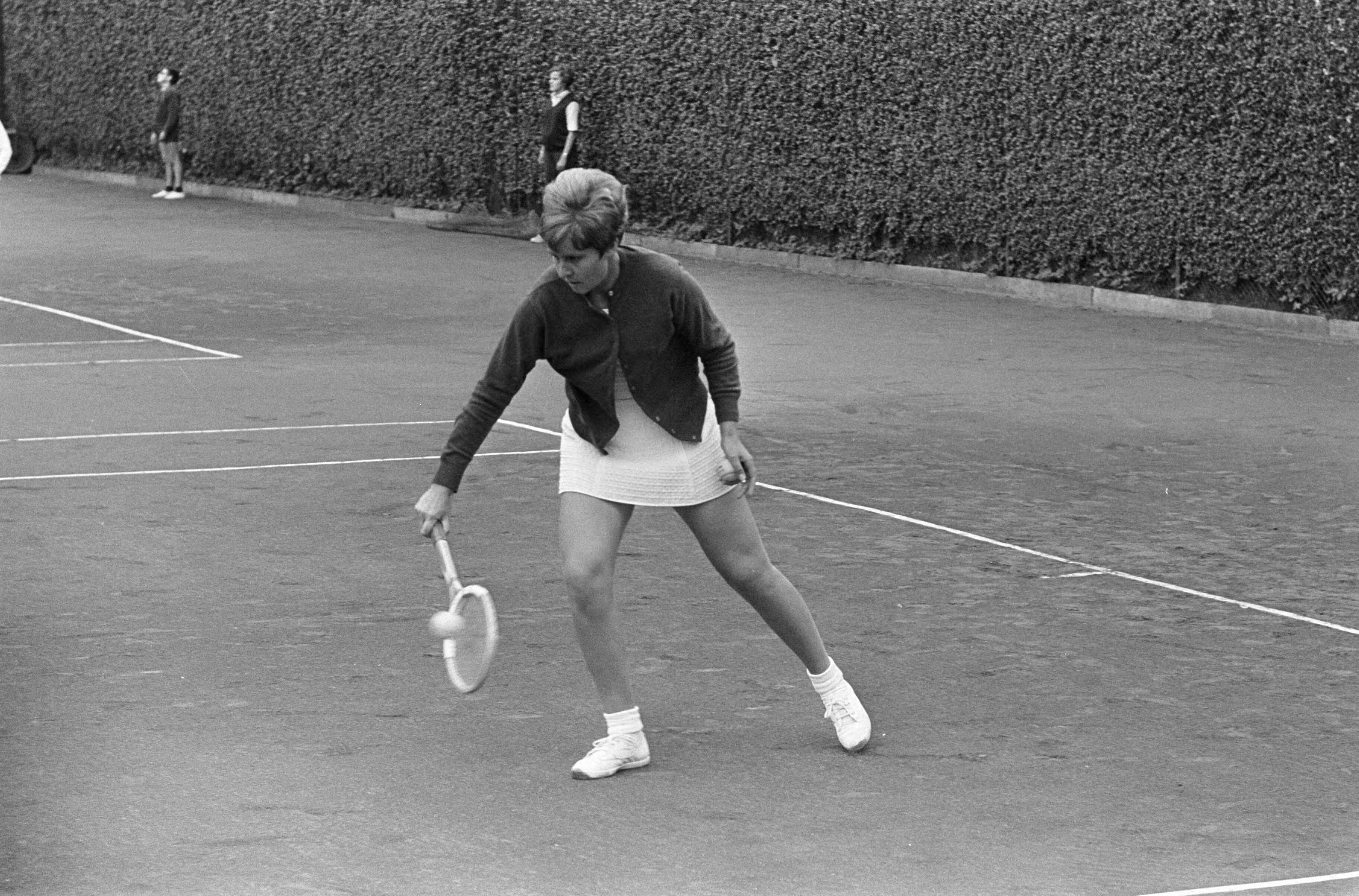 Fotocollectie Anefo — Internationale tenniskampioenschappen te Hilversum — Foto: Koch, Eric / Anefo. Licentie: Set B: Rechtenvrij / Publiek Domein. Bron: Nationaal Archief. http://hdl.handle.net/10648/aaf31c24-d0b4-102d-bcf8-003048976d84