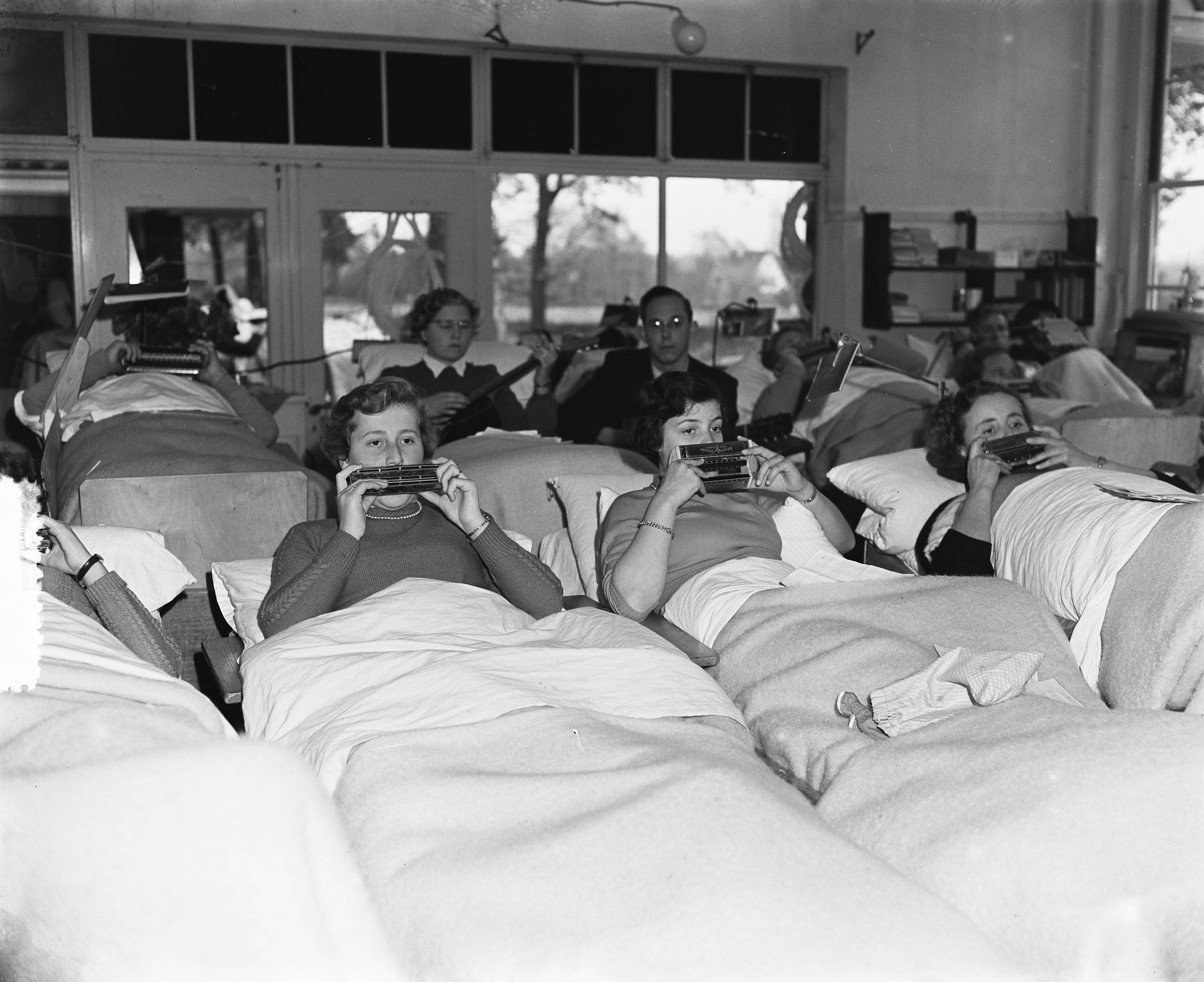 Fotocollectie Anefo — Blaas-Maal mondorgelorkest in Sanatorium Julianaoord te Laren — Foto: Rossem, Wim van / Anefo. Licentie: Set B: Rechtenvrij / Publiek Domein. Bron: Nationaal Archief. http://hdl.handle.net/10648/a91712a2-d0b4-102d-bcf8-003048976d84