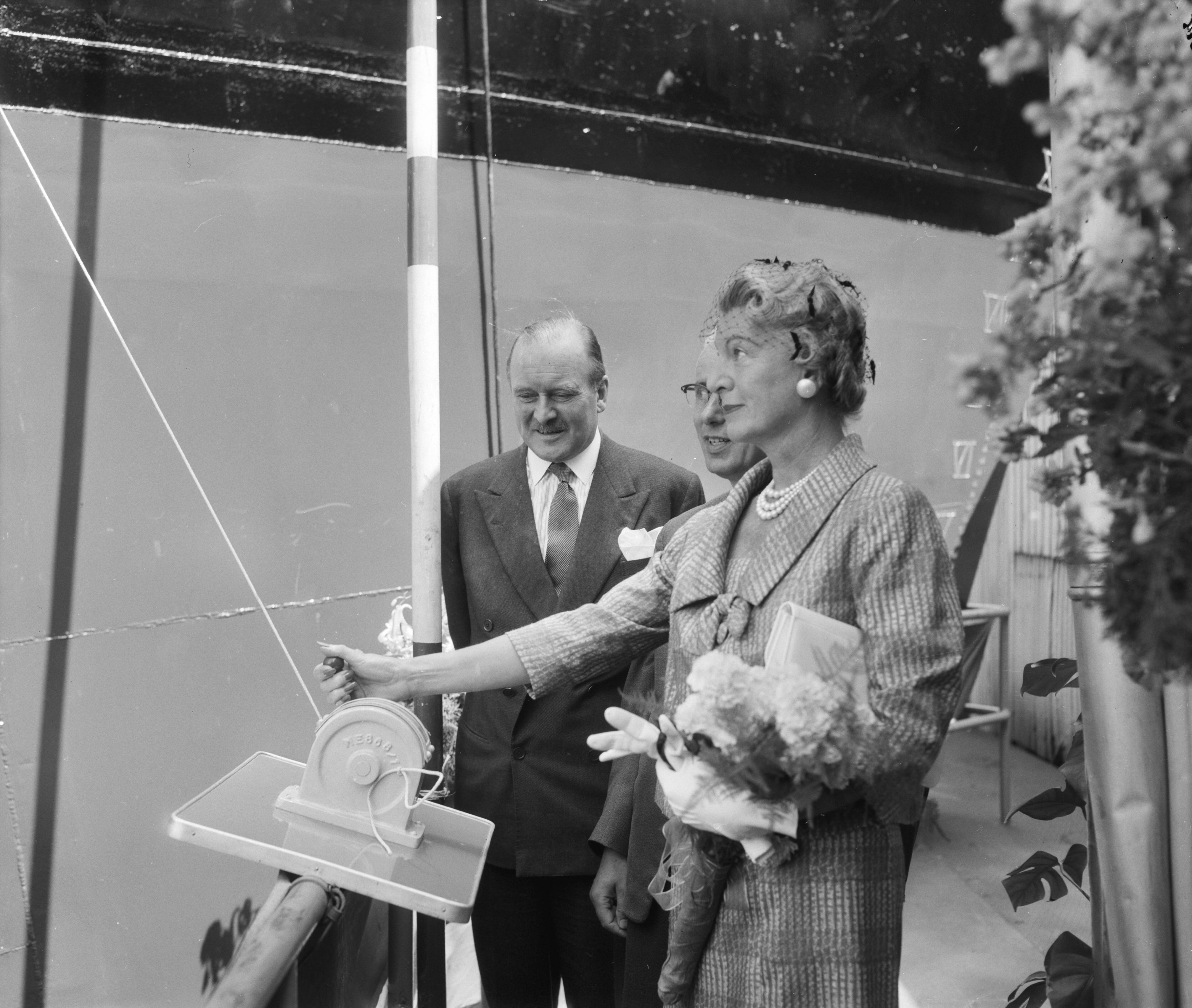 Tewaterlating van de "Castor Consol" bij de Zaanlandse scheepsbouwmaatschappij — Foto: Bilsen, Joop van / Anefo. — Licentie: Set B: Rechtenvrij / Publiek Domein. Bron: Nationaal Archief. http://hdl.handle.net/10648/a99997cc-d0b4-102d-bcf8-003048976d84