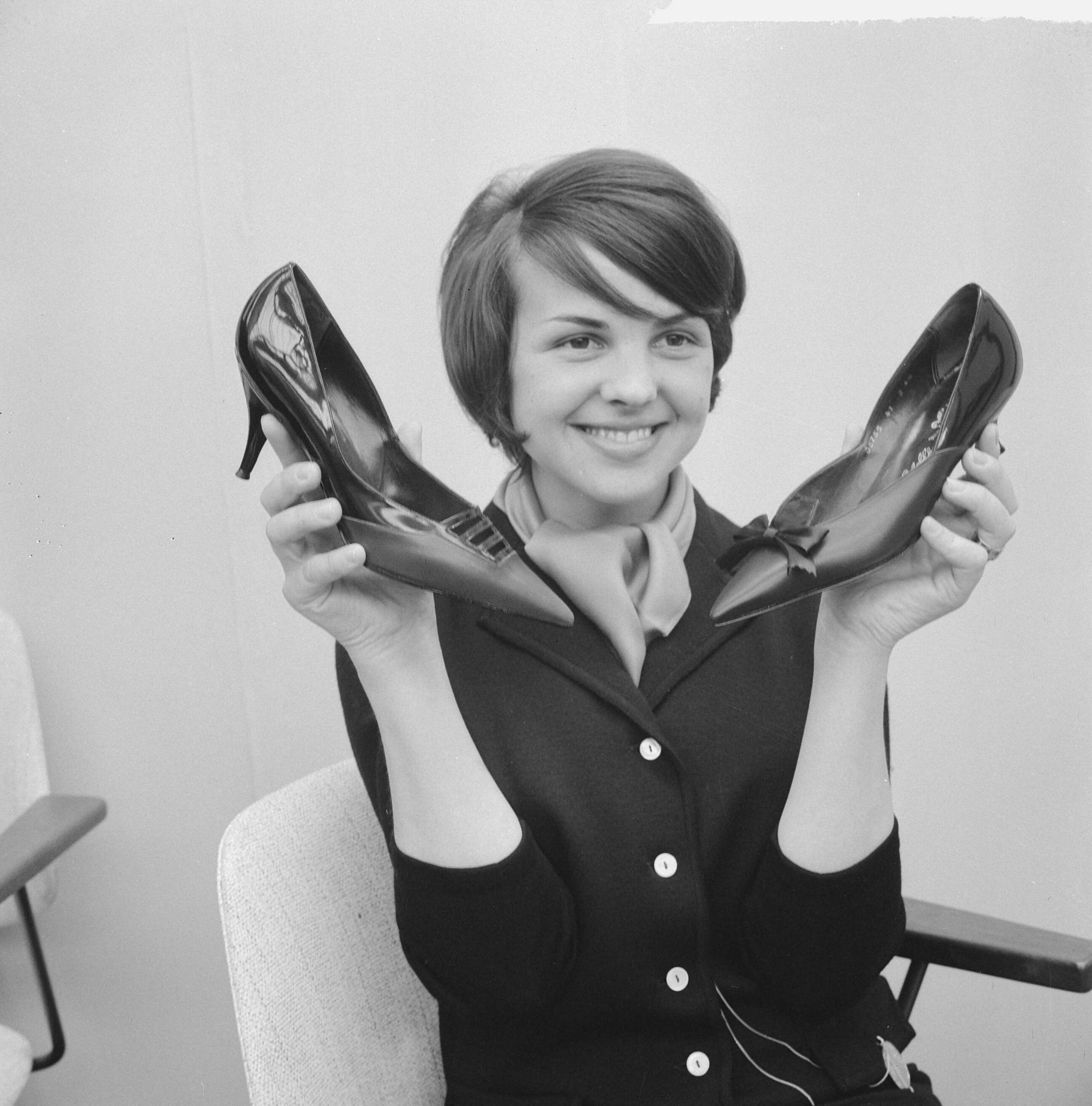 Fotocollectie Anefo — Internationale Schoenenbeurs Nederland 1963 in Jaarbeursgebouw te Utrecht, de laatste modellen damesschoenen uit Duitsland — Foto: Koch, Eric / Anefo. Licentie: Set B: Rechtenvrij / Publiek Domein. Bron: Nationaal Archief. http://hdl.handle.net/10648/aa336762-d0b4-102d-bcf8-003048976d84