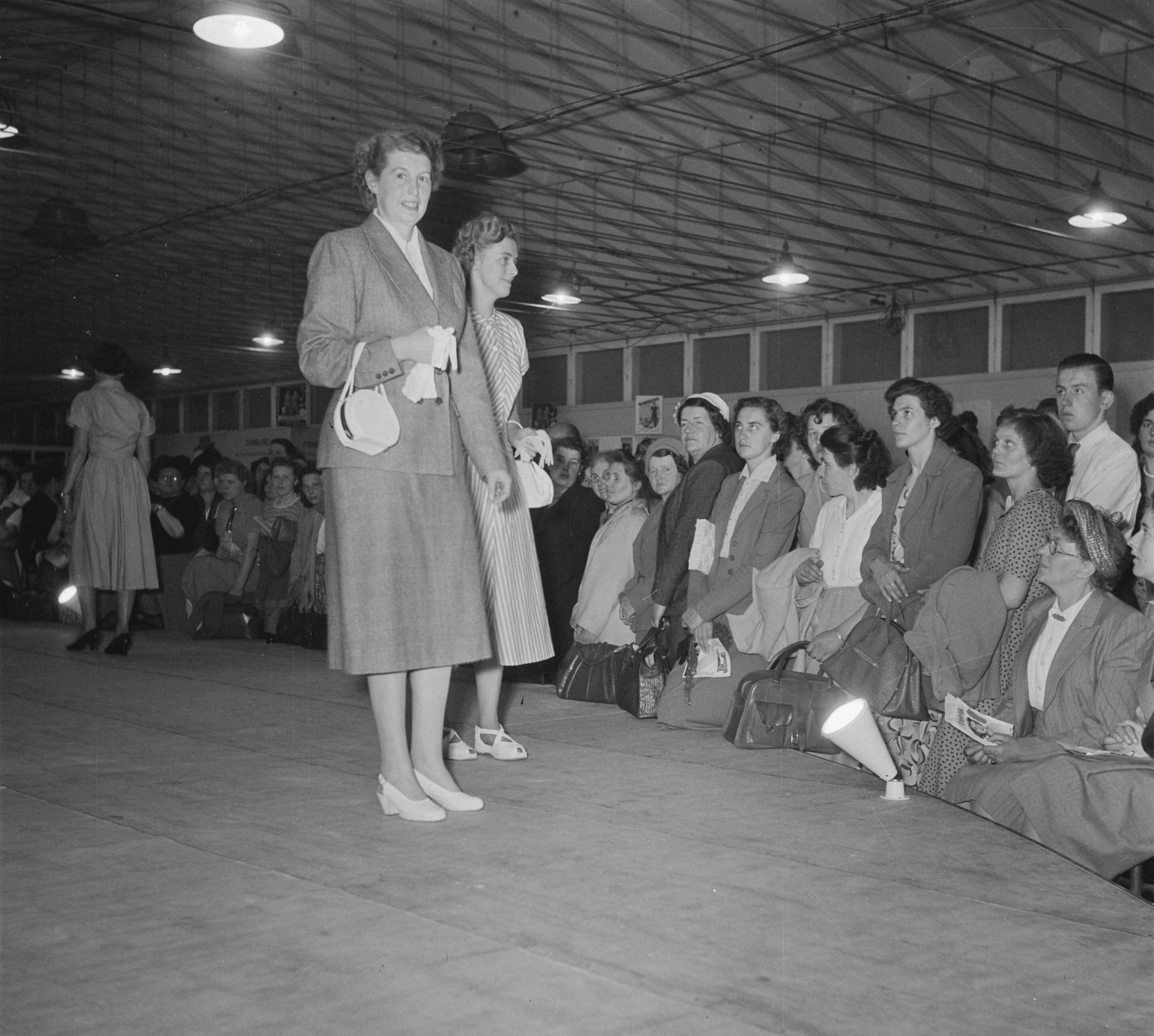 Landbouwtentoonstelling Utrecht (1952) — Landbouwtentoonstelling Utrecht. Modeshow — Foto: Noske, J.D. / Anefo. Licentie: Set B: Rechtenvrij / Publiek Domein. Bron: Nationaal Archief. http://hdl.handle.net/10648/a8f912d4-d0b4-102d-bcf8-003048976d84