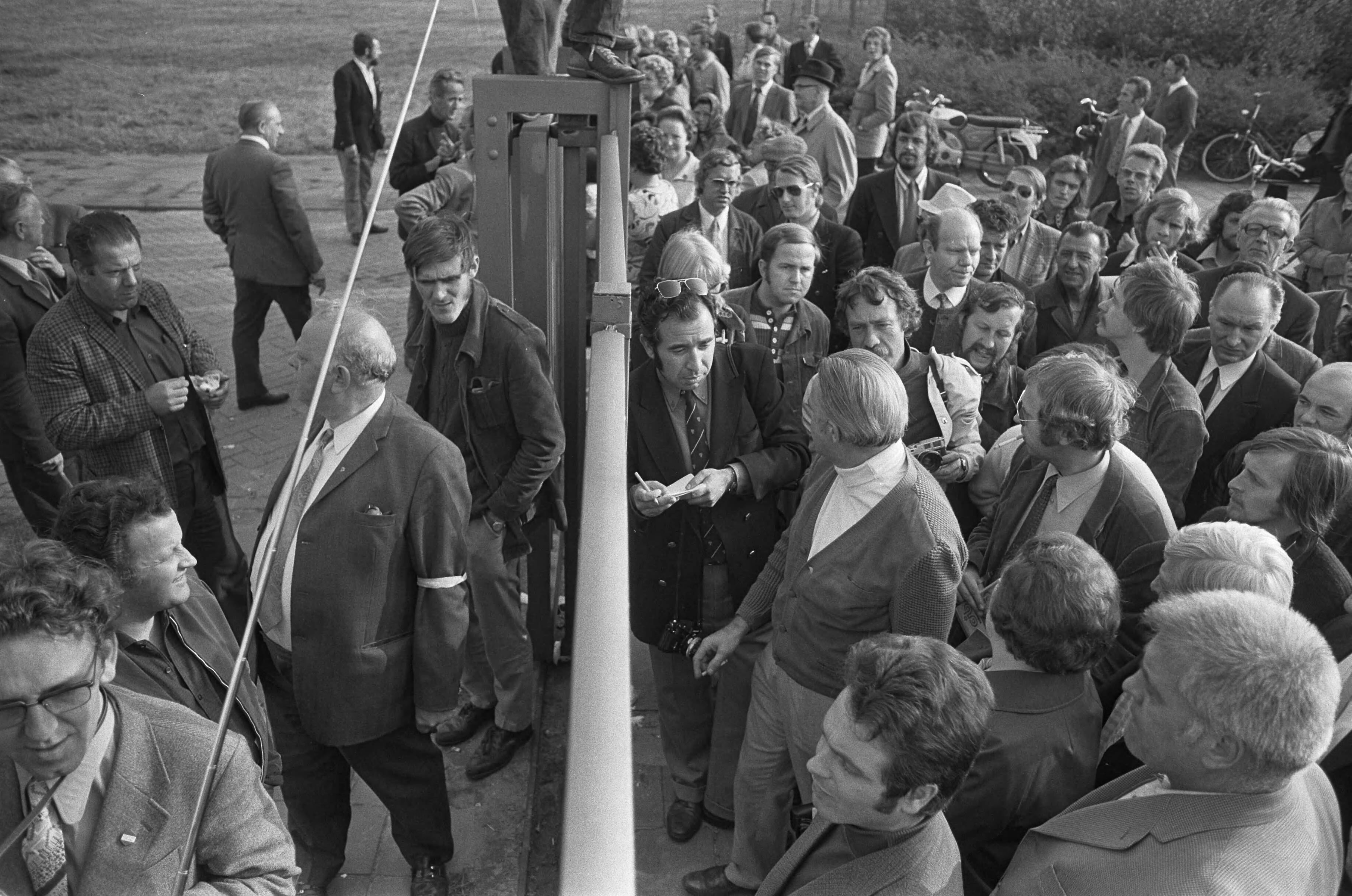 Fotocollectie Anefo — Werknemers hebben ENKA Breda bezet, werknemers AKZO-glanzstoff Wuppertal aan de poort — Foto: Peters, Hans / Anefo. Licentie: Set B: Rechtenvrij / Publiek Domein. Bron: Nationaal Archief. http://hdl.handle.net/10648/abf68f8e-d0b4-102d-bcf8-003048976d84