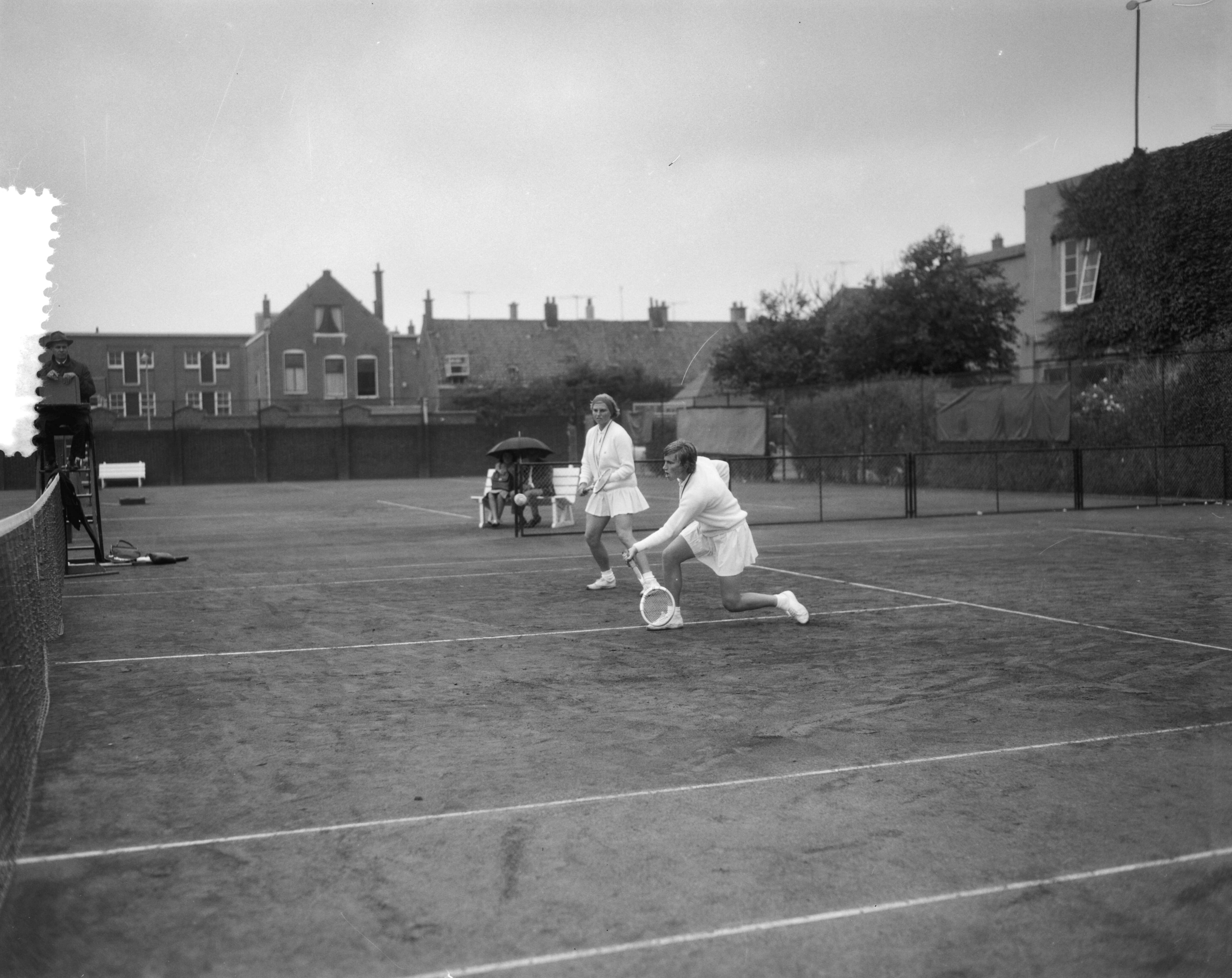 Fotocollectie Anefo — Nederlandse tenniskampioenschappen Metsbanen. Damesdubbel — Foto: Bilsen, Joop van / Anefo. Licentie: Set B: Rechtenvrij / Publiek Domein. Bron: Nationaal Archief. http://hdl.handle.net/10648/aa74f0b0-d0b4-102d-bcf8-003048976d84