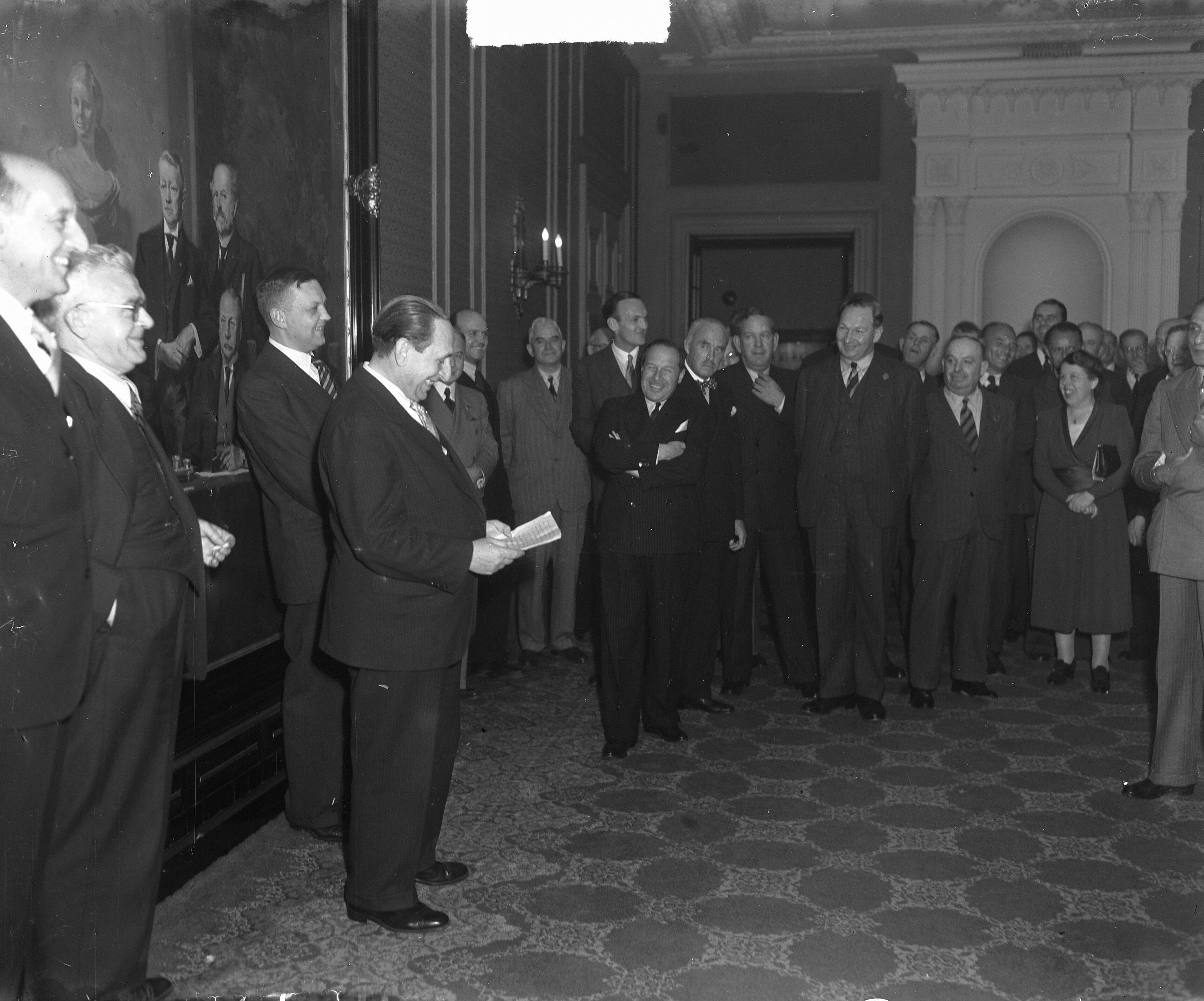 Fotocollectie Anefo — Ontvangst van parlementaire vertegenwoordigers van het Britse Gemenebest in het gebouw vande Tweede Kamer te Den Haag. De begroetingsrede werd uitgesproken door P.J.S. Serrarens — Foto: Merk, Ben / Anefo. Licentie: Set B: Rechtenvrij / Publiek Domein. Bron: Nationaal Archief. http://hdl.handle.net/10648/a8bdc8e6-d0b4-102d-bcf8-003048976d84