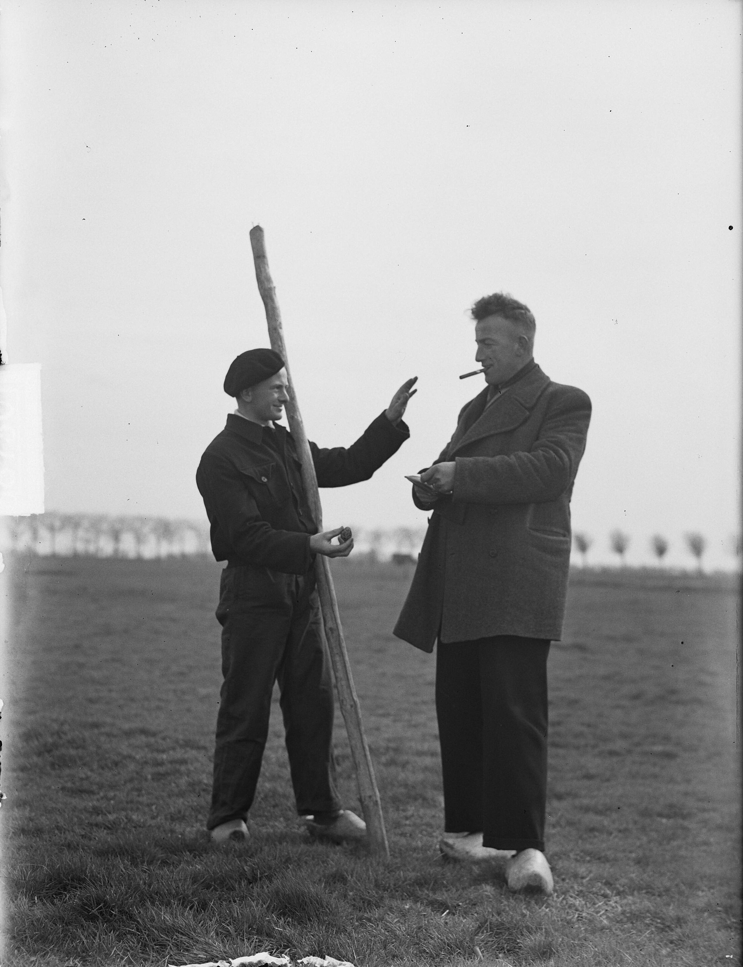 Fotocollectie Anefo — Eerste kievietsei gevonden door Jan Schermer uit Castricum — Foto: Noske, J.D. / Anefo. Licentie: Set B: Rechtenvrij / Publiek Domein. Bron: Nationaal Archief. http://hdl.handle.net/10648/a8d5de36-d0b4-102d-bcf8-003048976d84