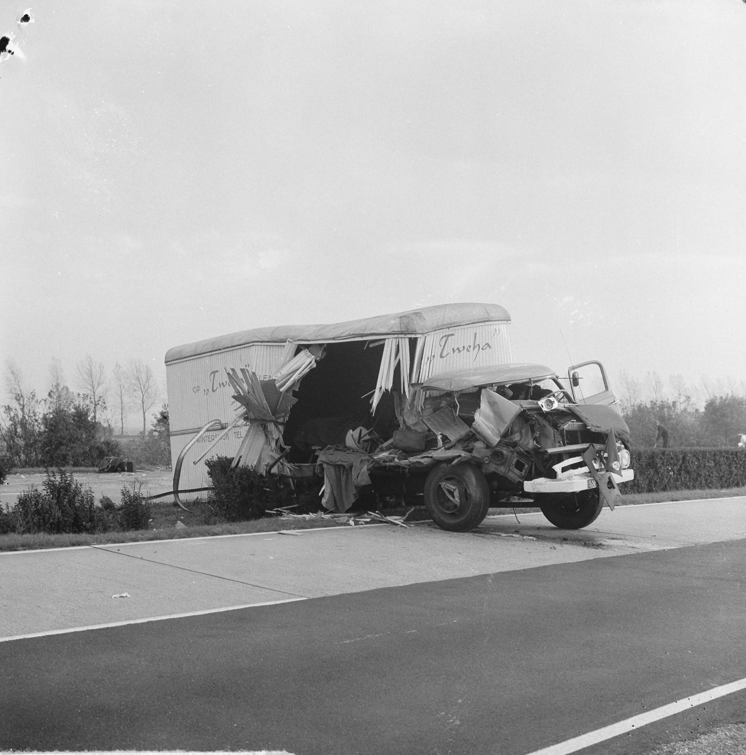 Fotocollectie Anefo — Auto-ongeluk op rijksweg onder Gouda. Een zwaar beschadigde vrachtauto in de middenberm — Foto: Koch, Eric / Anefo. Licentie: Set B: Rechtenvrij / Publiek Domein. Bron: Nationaal Archief. http://hdl.handle.net/10648/aa4acccc-d0b4-102d-bcf8-003048976d84