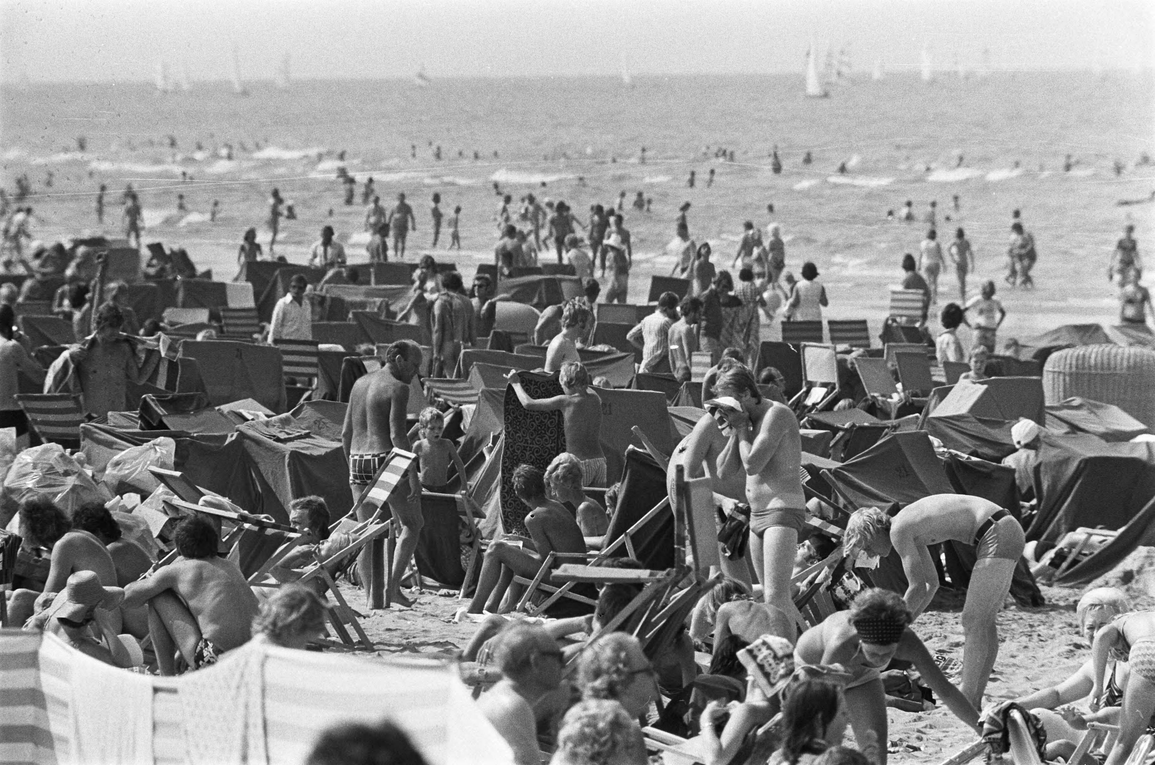 Hittegolf duurt voort — Enorme drukte op het strand van Zandvoort — Foto: Mieremet, Rob / Anefo. Licentie: Set B: Rechtenvrij / Publiek Domein. Bron: Nationaal Archief. http://hdl.handle.net/10648/ac6f5964-d0b4-102d-bcf8-003048976d84