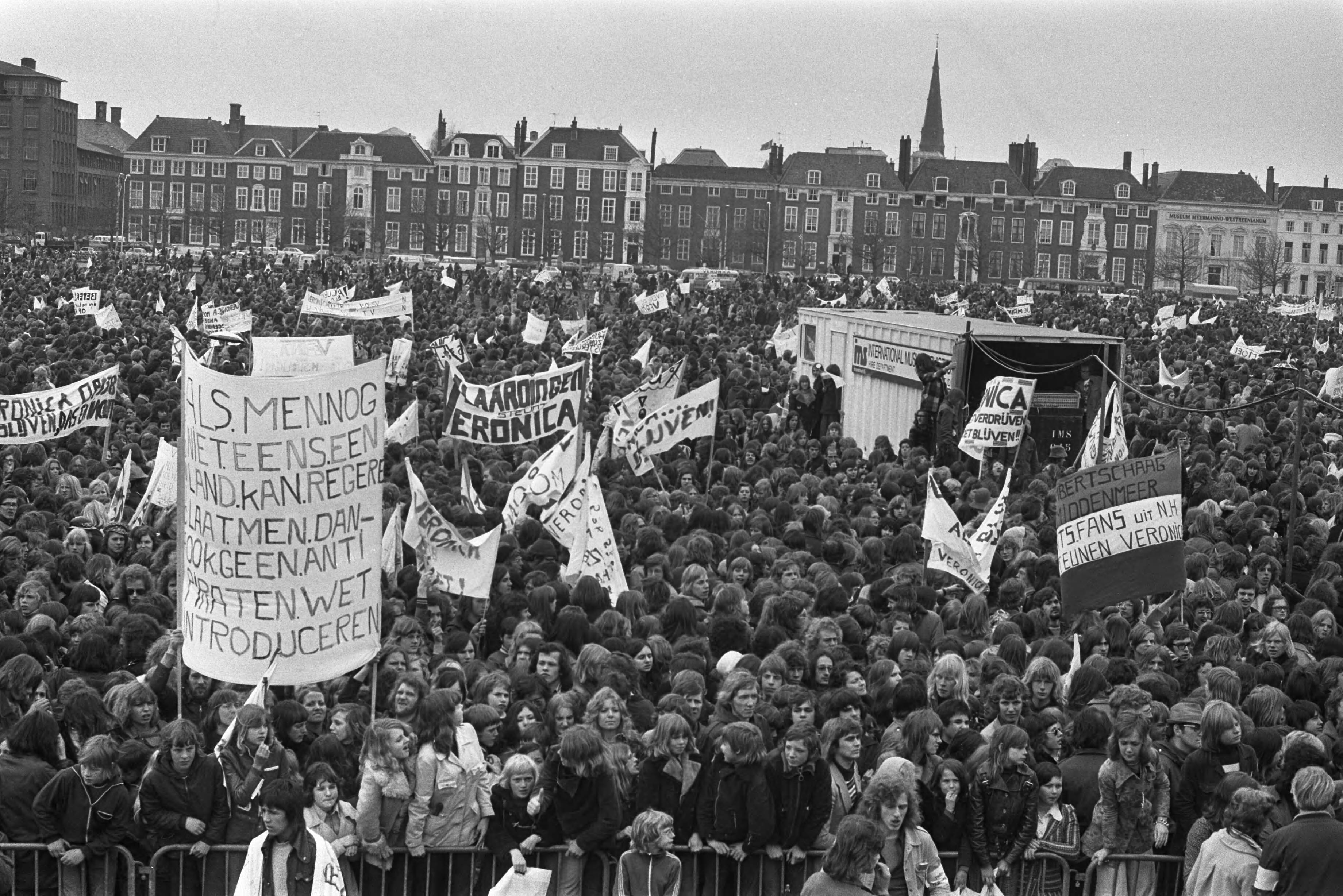 Fotocollectie Anefo — Demonstratie en hoorzitting over Veronica in Den Haag , start demonstratie op Malieveld — Foto: Verhoeff, Bert / Anefo. Licentie: Set B: Rechtenvrij / Publiek Domein. Bron: Nationaal Archief. http://hdl.handle.net/10648/ac2a3b0e-d0b4-102d-bcf8-003048976d84