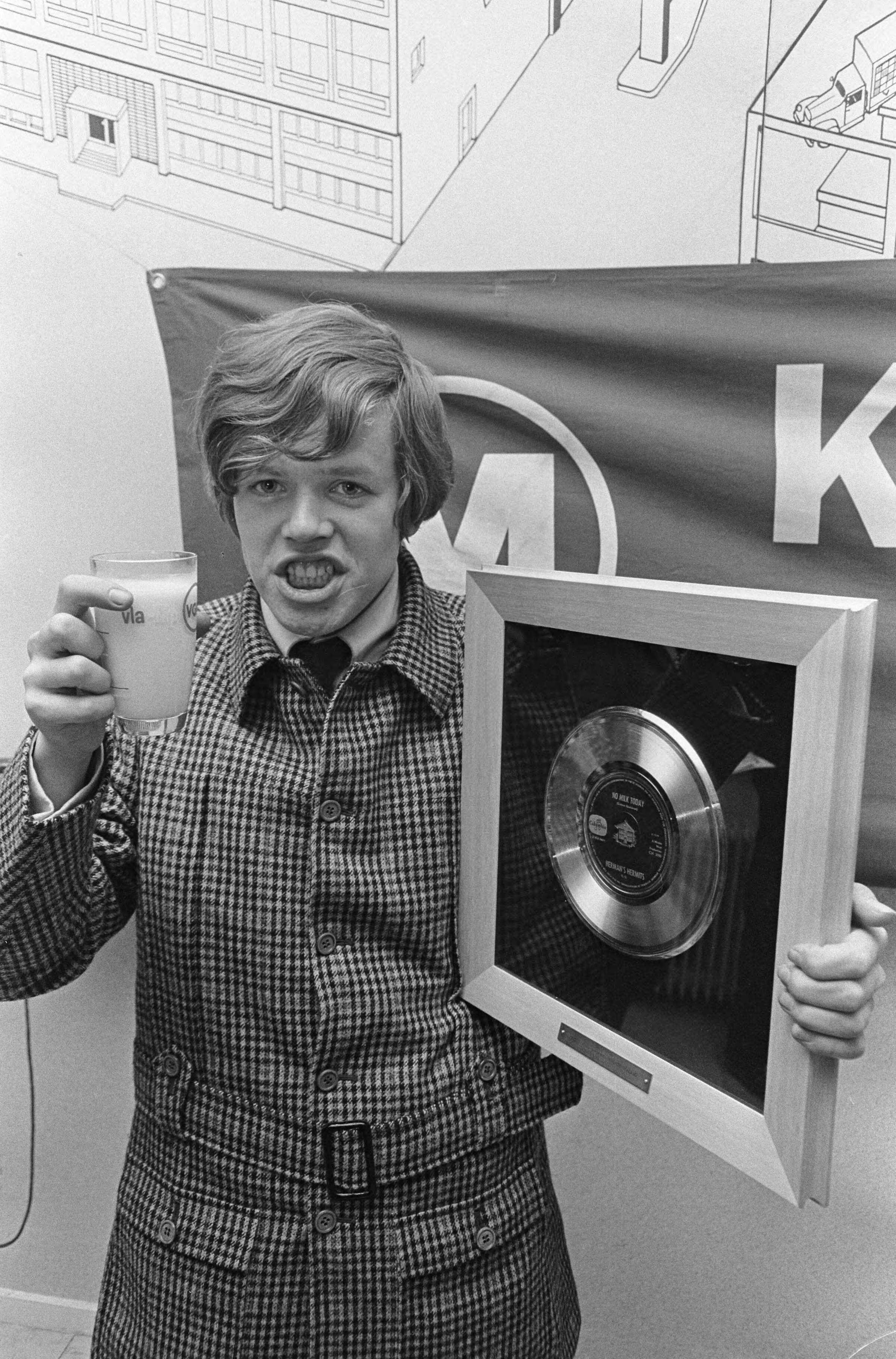 Fotocollectie Anefo — Herman van de beatgroep Hermans Hermits kreeg gouden plaat voor No Milk Today — Foto: Nijs, Jac. de / Anefo. Licentie: Set B: Rechtenvrij / Publiek Domein. Bron: Nationaal Archief. http://hdl.handle.net/10648/ab08d46a-d0b4-102d-bcf8-003048976d84